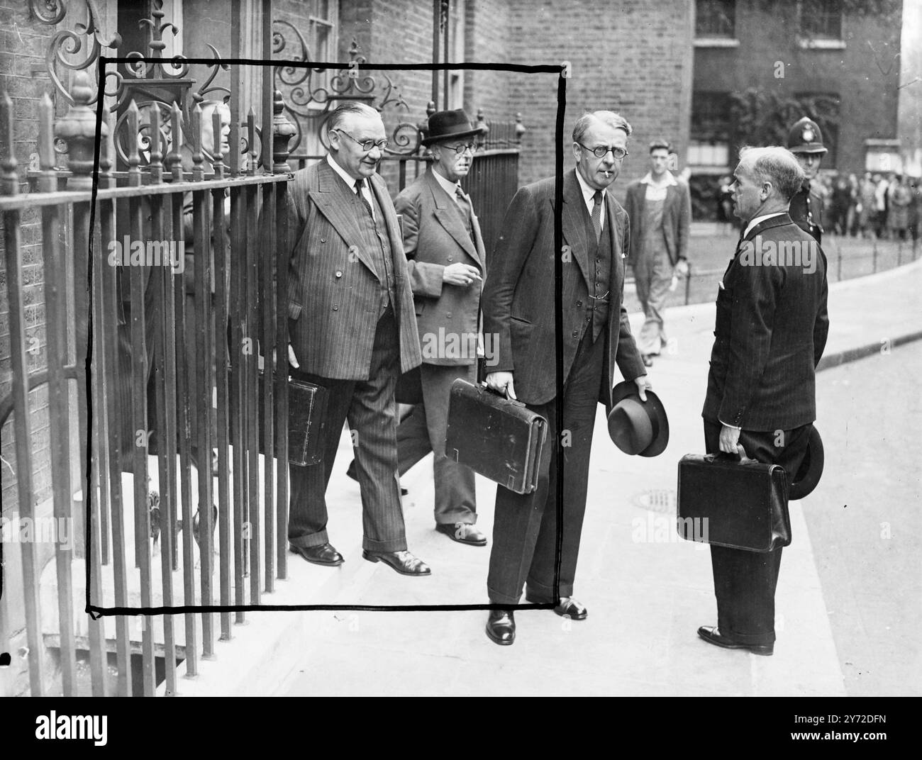 Il Gabinetto si è riunito al 10 di Downing Street oggi (martedì) per la terza volta da quando la casa si è alzata per la pausa estiva. L'incontro segna l'inizio di una settimana di intense deliberazioni ministeriali sulla crisi economica britannica. Oggi ci si aspettava che i ministri del combustibile e del lavoro riferissero i progressi dei negoziati in corso per porre fine allo sciopero del carbone dello Yorkshire. Nuove misure per prevenire la perdita di carbone urgentemente necessario possono essere prese in considerazione più avanti nel corso della settimana, mentre le riunioni della Banca internazionale e del Fondo monetario sono in corso, il primo ministro e i membri più alti del suo Gabinetto discuteranno del 'd Foto Stock