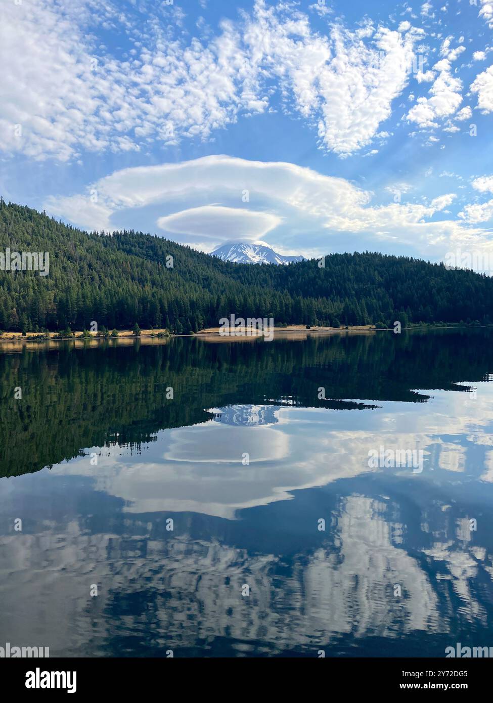 Immagine verticale di nuvole lenticolari sul monte Shasta riflessa nel lago Siskiyou Foto Stock