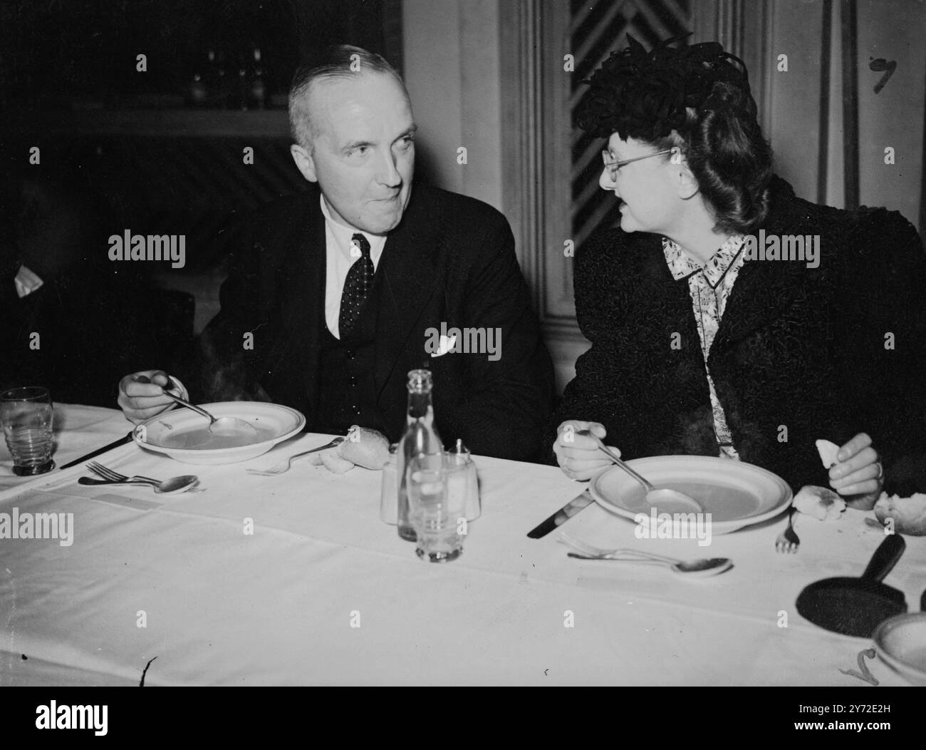 Presentazione al signor W T Bailey, presidente. Il quotidiano provinciale Society Lunch, tenutosi oggi presso le Connaught Rooms, GT Queen Street, Londra, è stato presentato al Presidente, Mr W T bailey. Il signor bailey è in carica da sette anni e va in pensione nel maggio 1946. Mostra foto, da sinistra a destra Mr R A Gibbs in conversazione con Mrs Bailey, moglie del presidente della Newspaper Society. 14 novembre 1945 Foto Stock