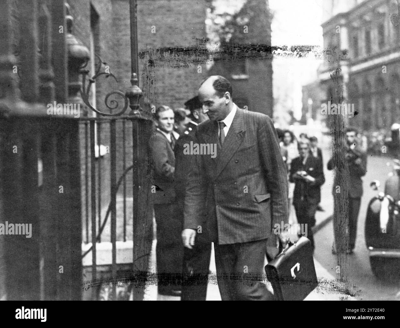 La seconda di una serie di riunioni di emergenza del gabinetto si è svolta oggi. Lo scopo principale della riunione era ascoltare il rapporto di Sir Wilfred Eady, fresco dalle discussioni finanziarie anglo-americane a Washington. Considerazioni riguardanti la sospensione della convertibilità della sterlina e la possibilità di salutare da parte dell'America l'articolo nove dell'accordo di prestito, che vincola la Gran Bretagna a equiparare i suoi acquisti imperiali a quelli provenienti dall'America, che si prevede sarà posto davanti al Gabinetto di governo da Sir Wilfred. Nelle immagini si vede il sig. John Strachey , ministro dell'alimentazione, che arriva per la riunione del Gabinetto. 25 agosto 1947 Foto Stock