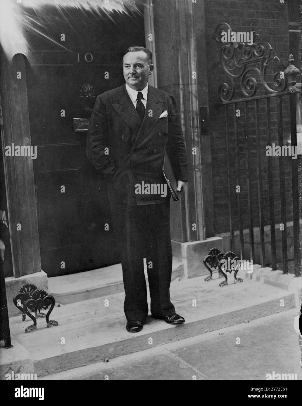 La seconda di una serie di riunioni di emergenza del gabinetto si è svolta oggi. Lo scopo principale della riunione era ascoltare il rapporto di Sir Wilfred Eady, fresco dalle discussioni finanziarie anglo-americane a Washington. Considerazioni riguardanti la sospensione della convertibilità della sterlina e la possibilità di salutare da parte dell'America l'articolo nove dell'accordo di prestito, che vincola la Gran Bretagna a equiparare i suoi acquisti imperiali a quelli provenienti dall'America, che si prevede sarà posto davanti al Gabinetto di governo da Sir Wilfred. L'immagine mostra: John Wicot alla riunione del Gabinetto al numero 10 di Downing Street. 25 agosto 1947 Foto Stock