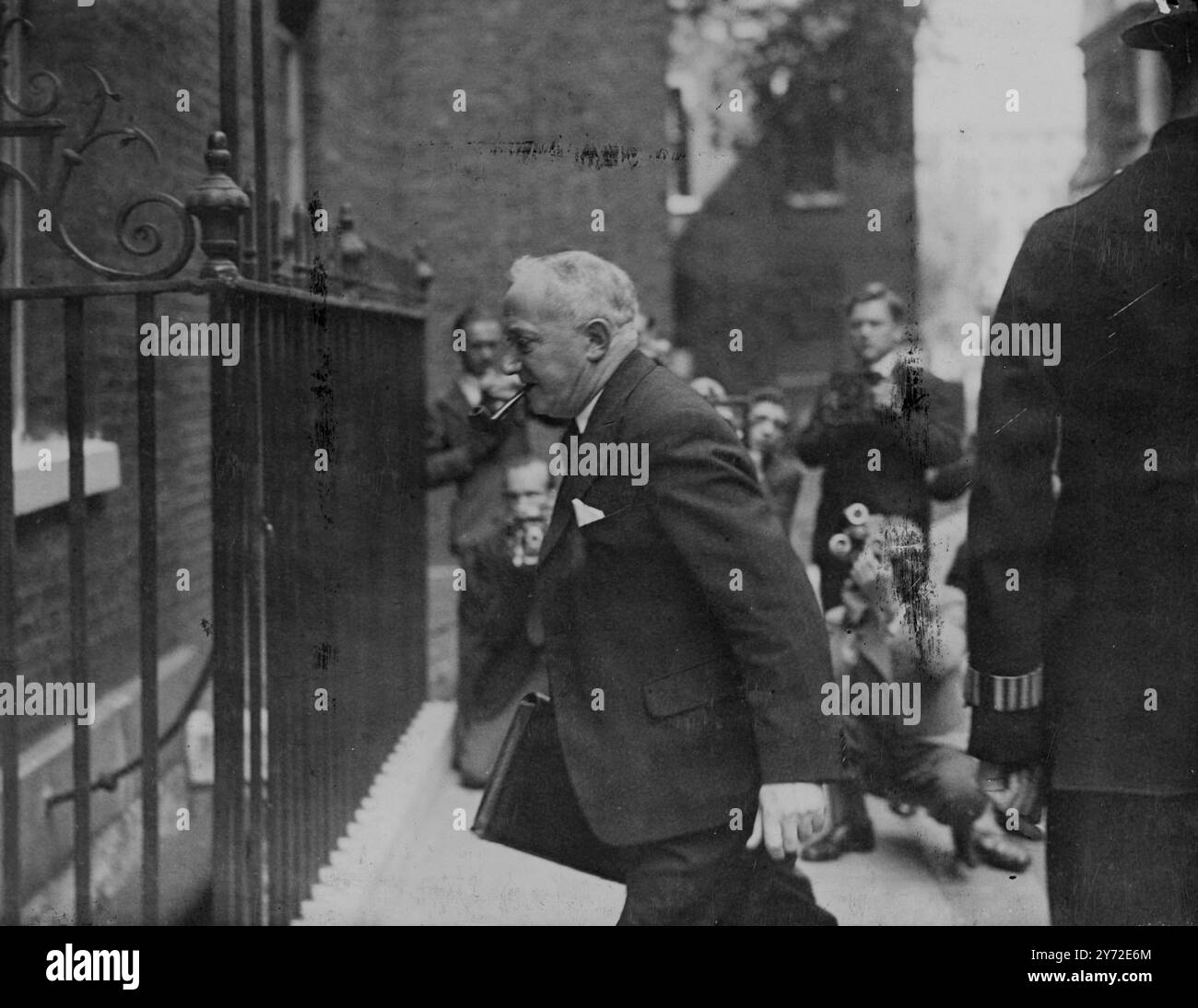 La seconda di una serie di riunioni di emergenza del gabinetto si è svolta oggi. Lo scopo principale della riunione era ascoltare il rapporto di Sir Wilfred Eady, fresco dalle discussioni finanziarie anglo-americane a Washington. Considerazioni riguardanti la sospensione della convertibilità della sterlina e la possibilità di salutare da parte dell'America l'articolo nove dell'accordo di prestito, che vincola la Gran Bretagna a equiparare i suoi acquisti imperiali a quelli provenienti dall'America, che si prevede sarà posto davanti al Gabinetto di governo da Sir Wilfred. L'immagine mostra: Il Ministro del combustibile e del potere Emanuel Shinwell arriva per la riunione del Gabinetto al num Foto Stock