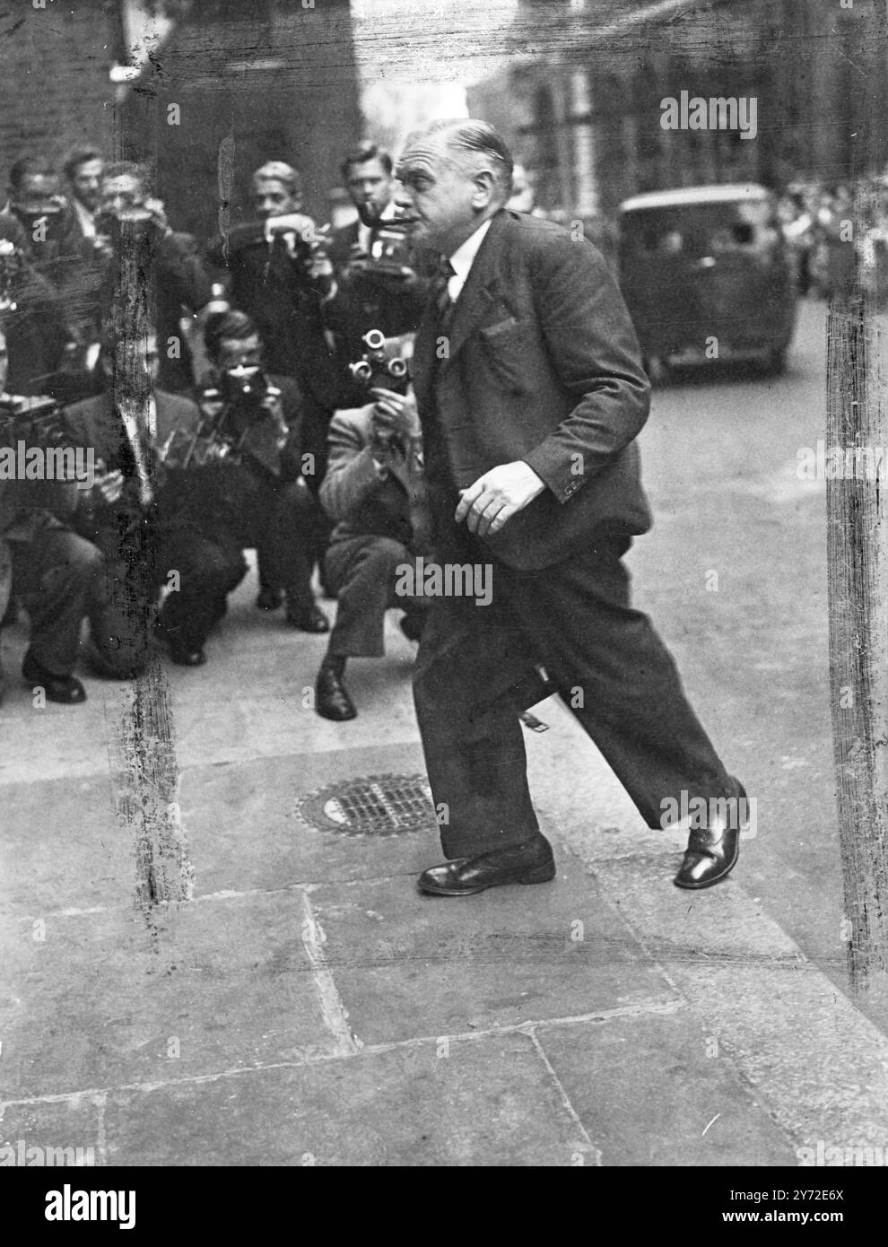 La seconda di una serie di riunioni di emergenza del gabinetto si è svolta oggi. Lo scopo principale della riunione era ascoltare il rapporto di Sir Wilfred Eady, fresco dalle discussioni finanziarie anglo-americane a Washington. Considerazioni riguardanti la sospensione della convertibilità della sterlina e la possibilità di salutare da parte dell'America l'articolo nove dell'accordo di prestito, che vincola la Gran Bretagna a equiparare i suoi acquisti imperiali a quelli provenienti dall'America, che si prevede sarà posto davanti al Gabinetto di governo da Sir Wilfred. La foto mostra: Il ministro dell'istruzione, l'onorevole George Tomlinson, nella foto che arriva per Foto Stock