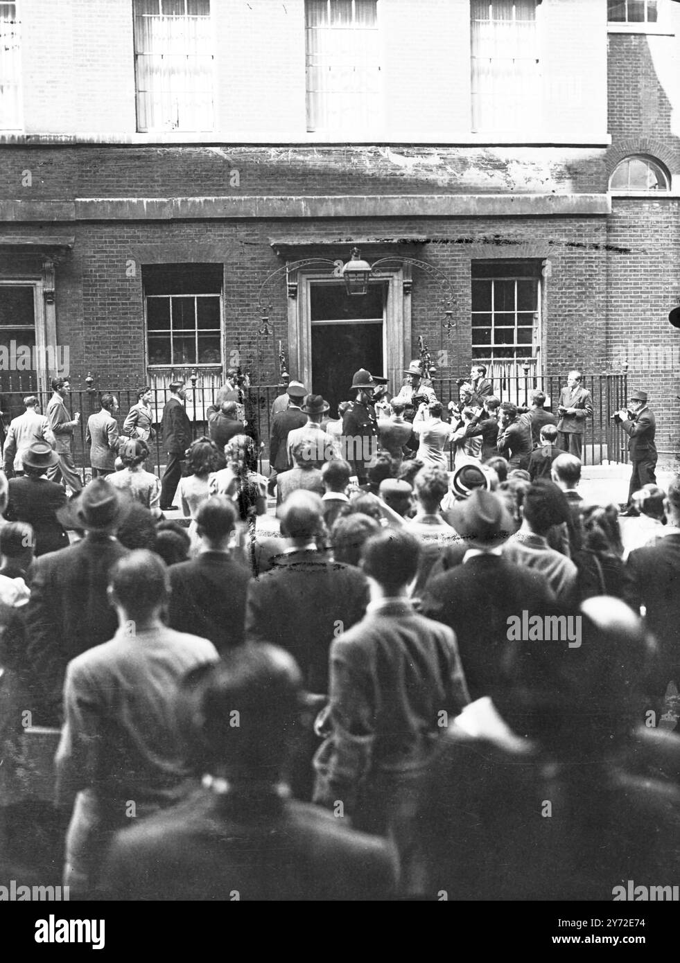 La seconda di una serie di riunioni di emergenza del gabinetto si è svolta oggi. Lo scopo principale della riunione era ascoltare il rapporto di Sir Wilfred Eady, fresco dalle discussioni finanziarie anglo-americane a Washington. Considerazioni riguardanti la sospensione della convertibilità della sterlina e la possibilità di salutare da parte dell'America l'articolo nove dell'accordo di prestito, che vincola la Gran Bretagna a equiparare i suoi acquisti imperiali a quelli provenienti dall'America, che si prevede sarà posto davanti al Gabinetto di governo da Sir Wilfred. Immagini: Folle osservano i membri del Gabinetto, arrivando al numero 10 di Downing Street. 25 1 agosto Foto Stock