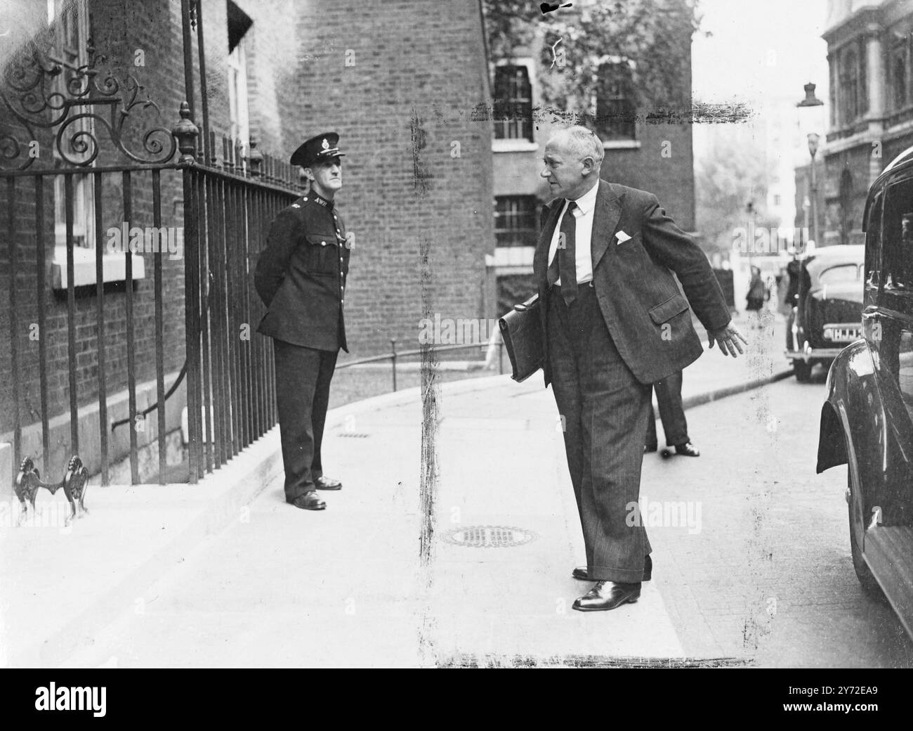 I leader del National union of Mineworkers hanno partecipato al numero 10 di Downing Street questo pomeriggio per discutere l'appello del governo per ottenere una produzione extra nelle miniere. Hanno incontrato un Gabinetto appositamente chiamato, guidato da Herbert Morrison, e alla presenza di Shinwell, ministro del combustibile e del potere. L'immagine mostra: Il RT Hon, Emanuel Shinwell, ministro del combustibile e dell'energia, visto arrivare al numero 10 di Downing Street. 21 agosto 1947 Foto Stock