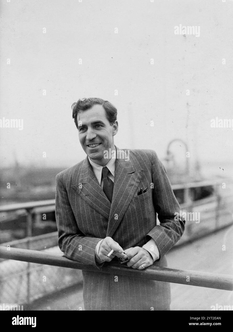 Il famoso attore britannico John Mills e la sua drammaturga moglie Mary Hayley Bell tornarono dalla loro visita in America, sulla linea Conard Queen Elizabeth, ormeggiata oggi a Southampton. John Mills si recò a New York per fare un'apparizione personale in concomitanza con la proiezione del suo film "grandi aspettative" a New York. 21 agosto 1947 Foto Stock