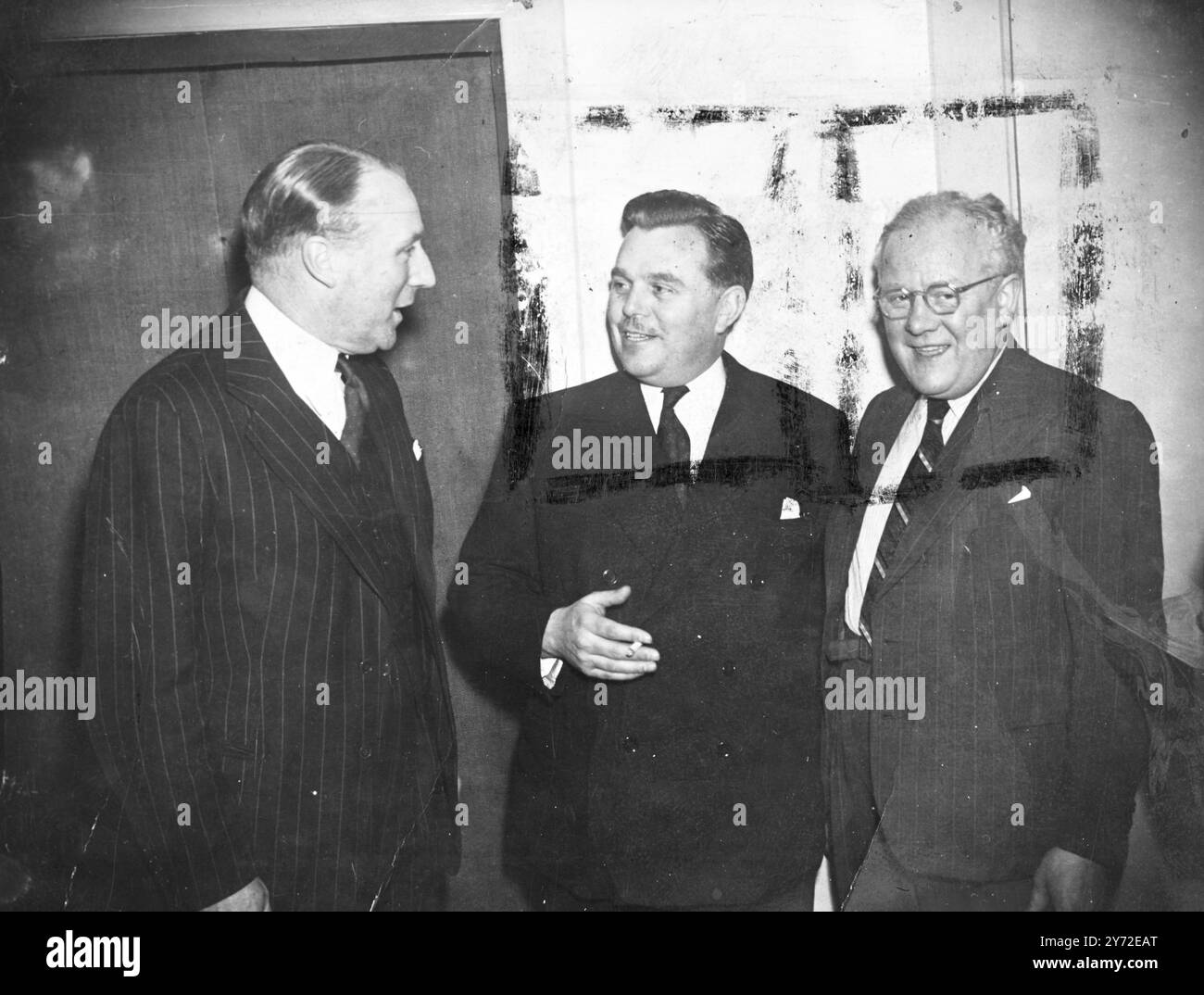 Il Butlin Building, 439 Oxford Street, Londra, è stato aperto come sede del movimento Holiday Camp. Durante la prossima estate i campi ospiteranno un quarto di milione di persone. Il vasto ufficio di ricerca al Butlin Building e' stato arredato con alcuni degli effetti della vecchia Ambasciata tedesca a Londra, incluso il famoso tavolo di Ribentrop. Le immagini mostrano: (Da sinistra a destra) Chesney Allen, 'Bill' Butlin e Jack Hylton - a una festa per celebrare l'apertura del Butlin Building. 7 febbraio 1946 7 febbraio 1946 Foto Stock