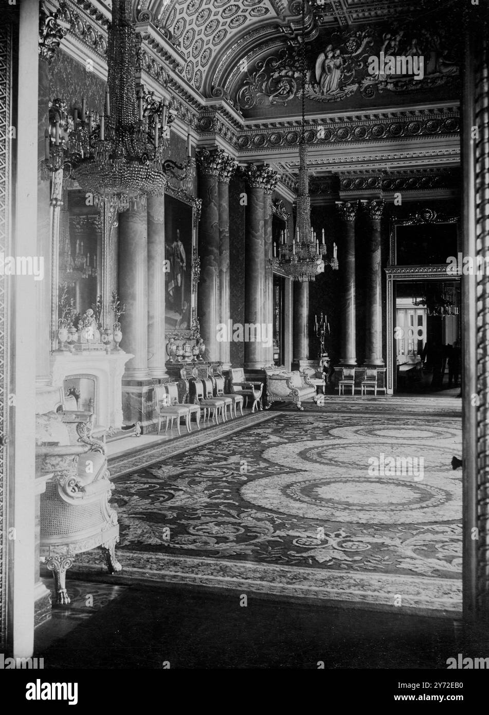 Anche se l'aspetto esterno di Buckingham Palace è stato notevolmente migliorato negli ultimi 30 anni, dà ancora poche indicazioni dello splendore e della dignità all'interno. Secondo una stima prudente, i mobili, le immagini, gli arazzi e gli accessori nella casa londinese del re non possono valere meno di 4 milioni di sterline. Il palazzo è stato costruito poco più di 120 anni fa dalla ristrutturazione della Buckingham House, e come ora si erge può essere diviso in 4 sezioni: Gli appartamenti statali, gli appartamenti semi-statali, gli appartamenti per famiglie e gli appartamenti privati. 21 agosto 1947 Foto Stock