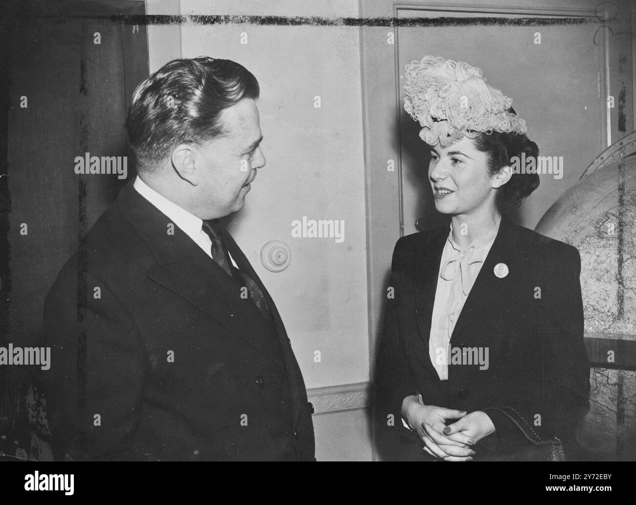 Il Butlin Building, 439 Oxford Street, Londra, è stato aperto come sede del movimento Holiday Camp. Durante la prossima estate i campi ospiteranno un quarto di milione di persone. Il vasto ufficio di ricerca al Butlin Building e' stato arredato con alcuni degli effetti della vecchia Ambasciata tedesca a Londra, incluso il famoso tavolo di Ribentrop. L'immagine mostra: 'Bill' Butlin e Mrs. Sheila Setton. Partecipa al delegato della Costa Rica all'Assemblea generale dell'Organizzazione delle Nazioni Unite, in occasione di una festa per celebrare l'apertura del Butlin Building. 7 febbraio 1946 Foto Stock