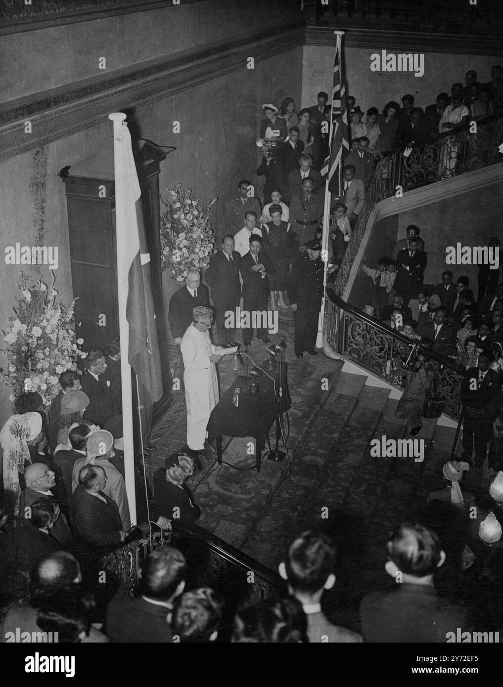 Il primo alto Commissario per il nuovo Stato pakistano, Ibrahim Rahimtoola, ha svelato la bandiera dell'indipendenza presso l'ufficio temporaneo pakistano di Lancaster House, Londra. La nuova bandiera dell'India era stata precedentemente sventolata sopra India House ad Aldwych. A causa della mancanza di alloggi, Rahimtoola non è stato in grado di trovare uffici a Londra adeguati per il suo staff. Per consentire la cerimonia di oggi, il governo britannico gli ha prestato Lancaster House per un solo giorno. L'alto Commissario pakistano si rivolge all'assemblea come cerimonia della casa di Lancaster oggi. Il dais Foto Stock