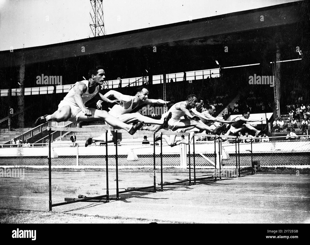 Il talento atletico britannico era in parata alla città Bianca oggi per i test olimpici. Momenti salienti della riunione, in cui i servizi combinati si opposero al British Amateur Athletic Board, furono l'evento di mezzo miglio, in cui Tom Whitt di Lincoln e Arthur Wint di Giamaica si incontrarono per la prima volta, e l'evento di salto in alto, che vide un altro primo incontro, quello di Alan Paterson, di Glasgow e del Principe Adedoyan dell'Università di Belfast. Spettacoli fotografici, l'inizio dei 110 metri ostacoli, uno di Don Finlay (terzo da sinistra) . Da sinistra a destra, F/o Whitworth, oscilloscopi F/o, con CDR Finlay, R A Powell, Maj Skipwo Foto Stock