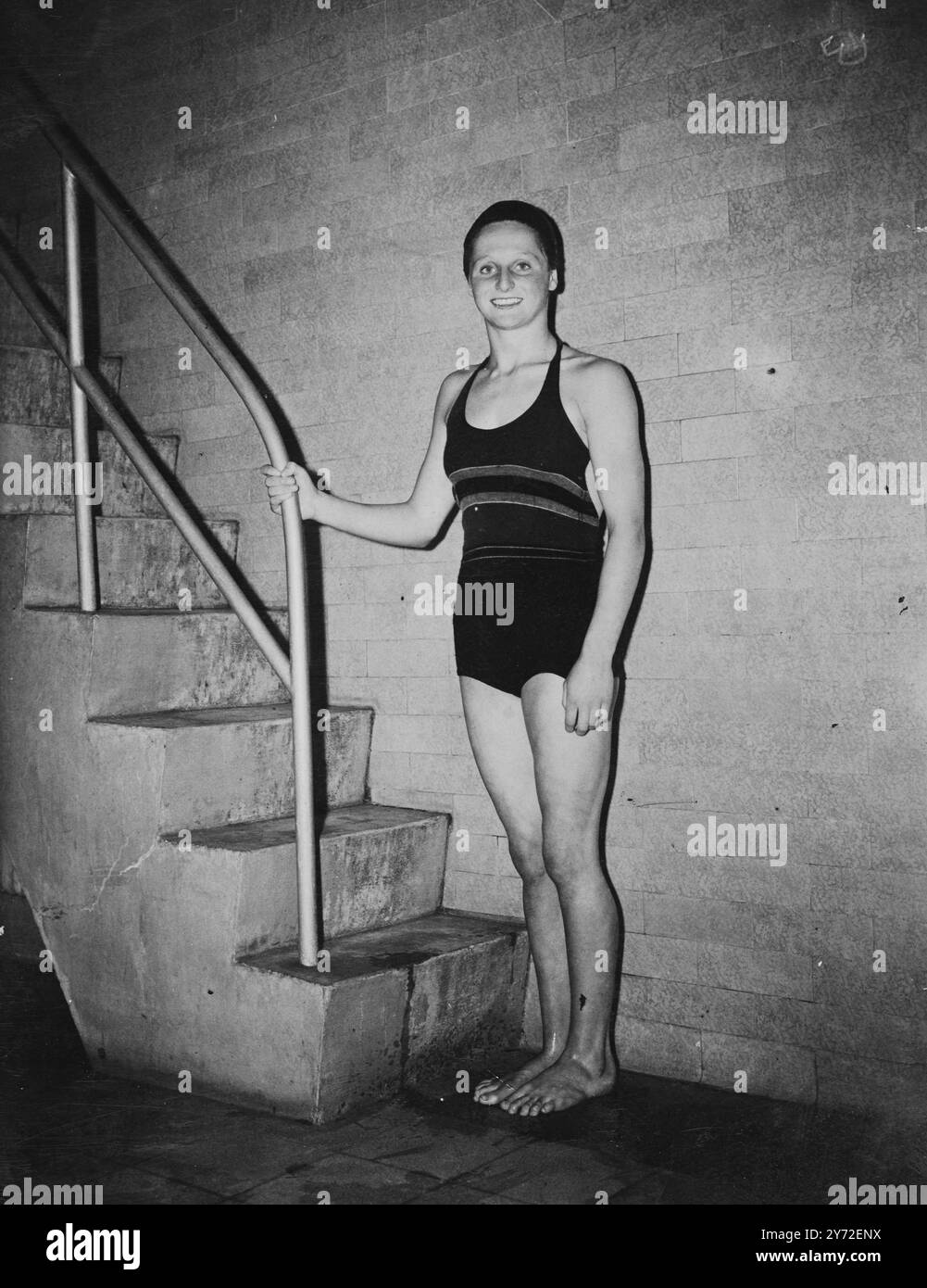 La diciassettenne Cathy Gibson, una delle più alte speranze di nuoto della Gran Bretagna, ha più che confermato la sua reputazione nel centenario di corsa posteriore ai Campionati europei che hanno aperto Monte Carlo. Detiene il record britannico di 100, 220, 300 e 440 yard freestyle e 150 yard backstroke. 11 settembre 1947 Foto Stock