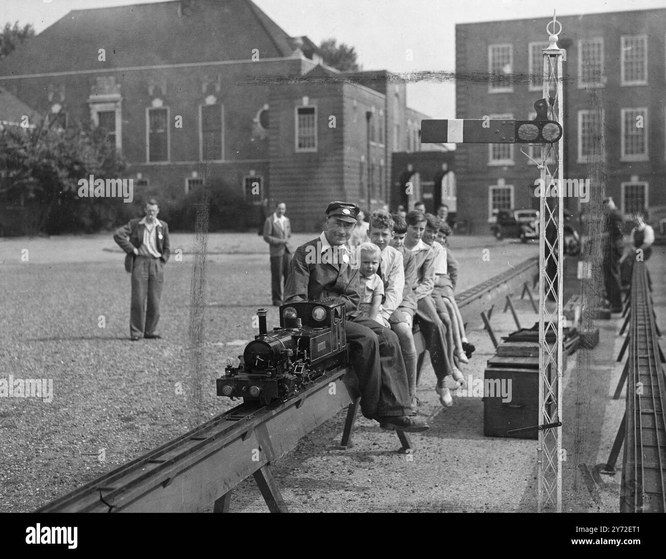 Tutto questo è nuovo nella minitura. La prima mostra della South Eastern Association of Model Engineers è stata inaugurata oggi da Alderman Isard, presso la County Central Grammer School, Bromley, kent. All'esposizione, che chiude sabato prossimo, c'è una grande collezione di modelli di ultima generazione, tra cui sistemi ferroviari, un motore aerodinamico e varie attrezzature NFS, tutti in perfetto ordine di funzionamento. Le immagini mostrano che il passeggero che trasporta il treno parte per la sua prima esposizione a Bromley oggi, sabato, dopo la cerimonia di apertura. 9 agosto 1947 Foto Stock