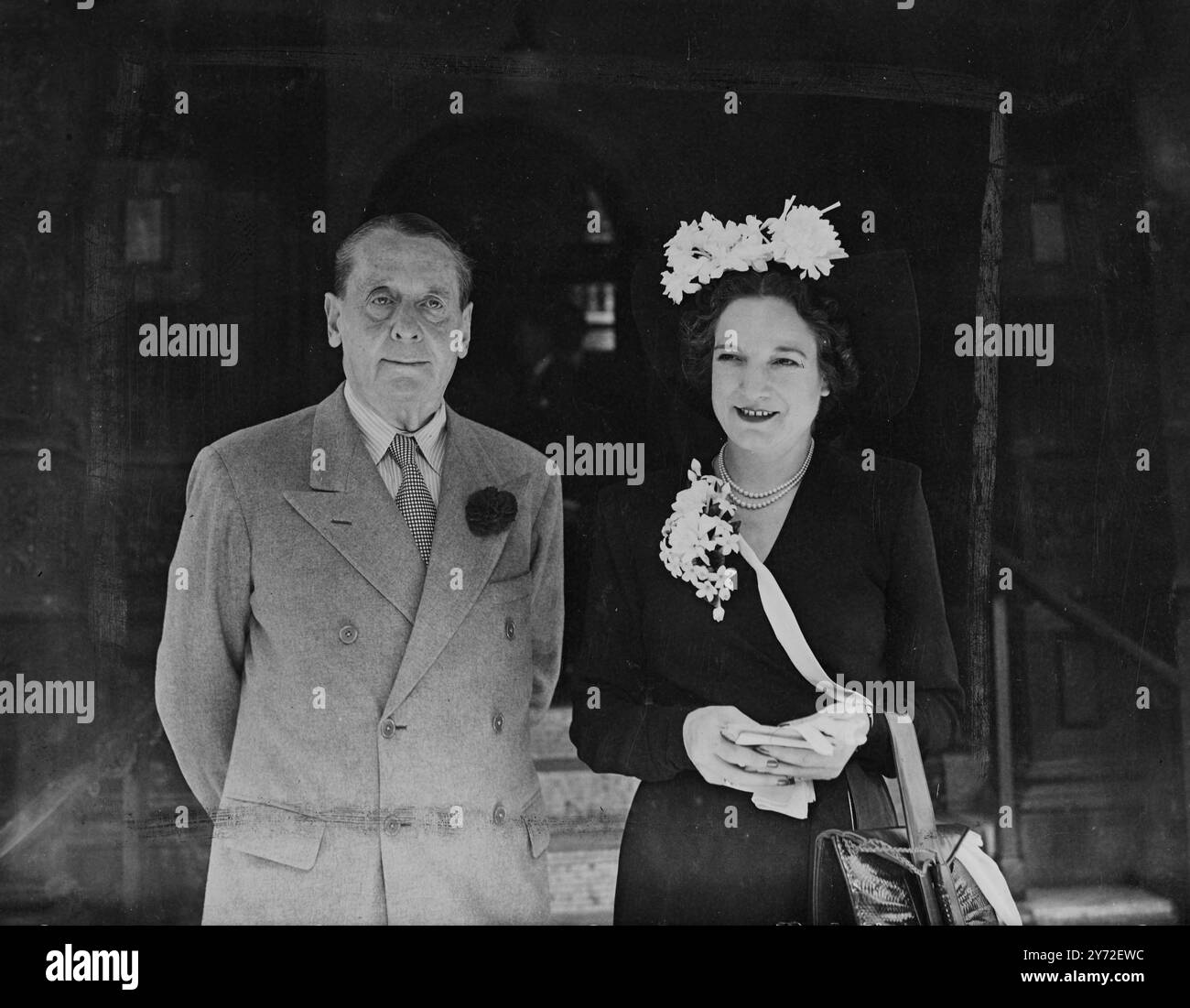 Sposi a Lord Newborough. A Caxton Hall, Westminster, oggi (giovedì) il 68° barone Newborough si sposò per la terza volta. La sua sposa è 36 anni Mrs Kathleen Rudkin, ex moglie del maggiore M Rudkin del Royal Tank Regiment. Nata in Australia, la signora Rudkin era un ispettore in una fabbrica di aerei a Liverpool durante la guerra. I due precedenti matrimoni di Lord Newborough furono sciolti, uno nel 1938, l'altro all'inizio di quest'anno. La sua sede di campagna è Glynllivon, Caernarvon, Galles del Nord. Spettacoli fotografici, la sposa e lo sposo. Foto dopo il loro matrimonio a Caxton Hall oggi (giovedì). Foto Stock