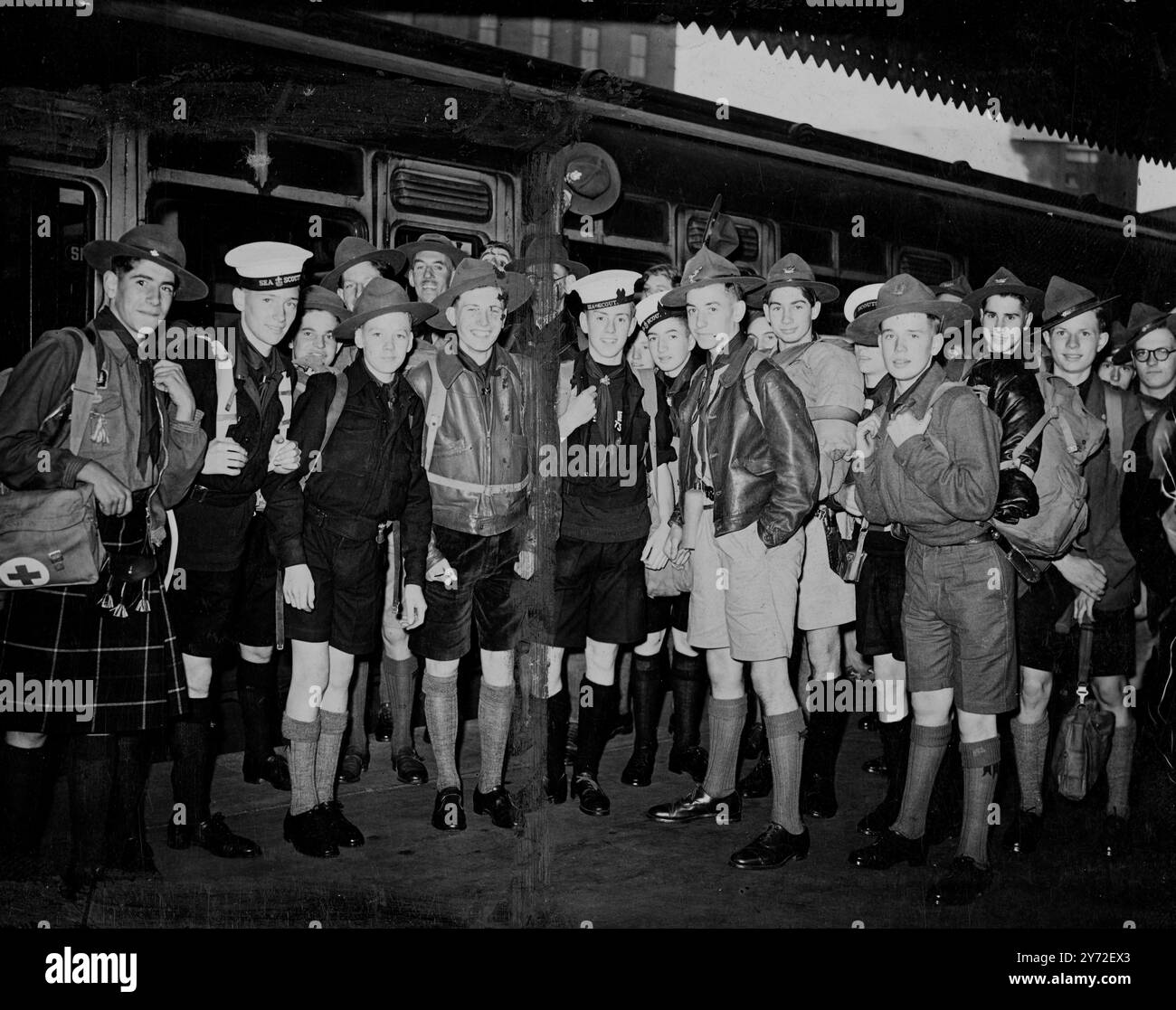 Andare a un Jamboree. Entro mezzogiorno di oggi, circa 900 capi di bestiame Boy Scout provenienti dal West Country e dalle Midlands attraverseranno Londra nella prima tappa del loro viaggio a Moisson, vicino a Parigi, dove parteciperanno al World Jamboree. A partire dal 9 agosto, il Jamboree continuerà fino al 22, e sarà presente da circa 6000 scout di questo paese, nonché rappresentanti di tutte le parti del mondo. Spettacoli fotografici, il contingente di scout di Birmingham visto all'arrivo alla stazione di Paddington questa mattina, in rotta per Moisson. 6 agosto 1947 Foto Stock