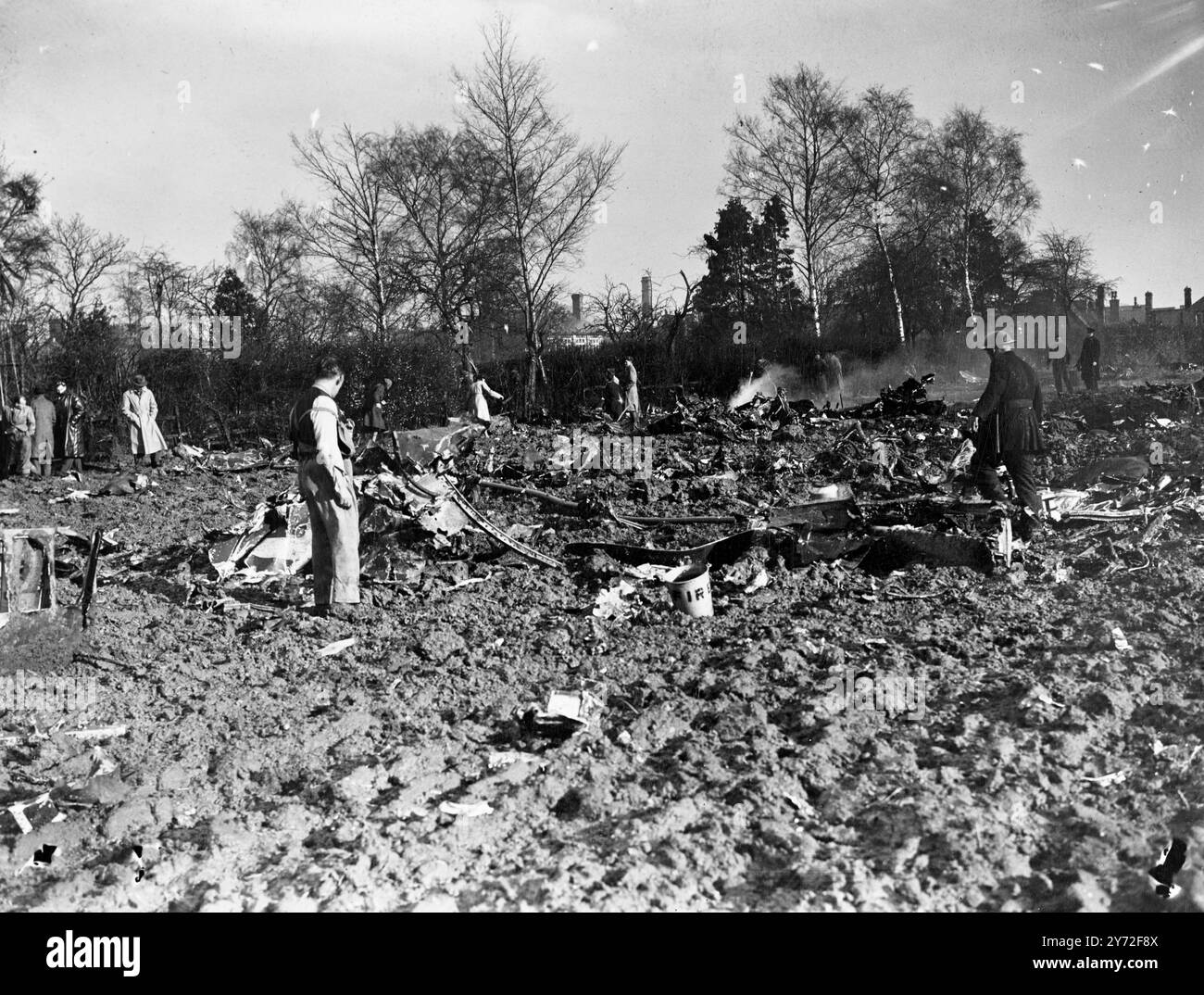 Con i motori che balbuvano e le fiamme che ne fuoriescono, un bombardiere Lancaster si è schiantato a Long-Street e Aylestone Lane, Vigston Magna, Leicestershire, questo pomeriggio, lunedì. All'epoca era in corso una violenta tempesta con vento alla forza di scoppio. L'immagine mostra: Relitto dell'aereo steso su un'ampia area. 4 febbraio 1946 Foto Stock