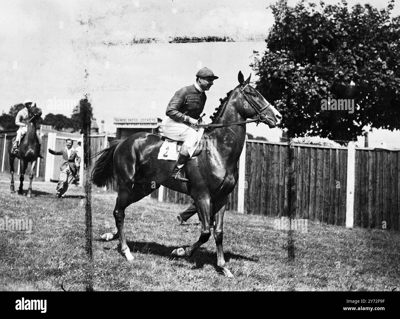 L'ultima immagine di una figura ben nota nei circoli di corse, il principe Aly Khan, figlio ed erede dell'Aga Khan, e un appassionato proprietario di cavalli da corsa e pilota amatoriale. È visto qui sul cavallo di Aga Khan Cadenazzo, che ha cavalcato al secondo posto R.E. Sassoon Memorial Challenge Cup a Hurst Park. 26 luglio 1947 Foto Stock