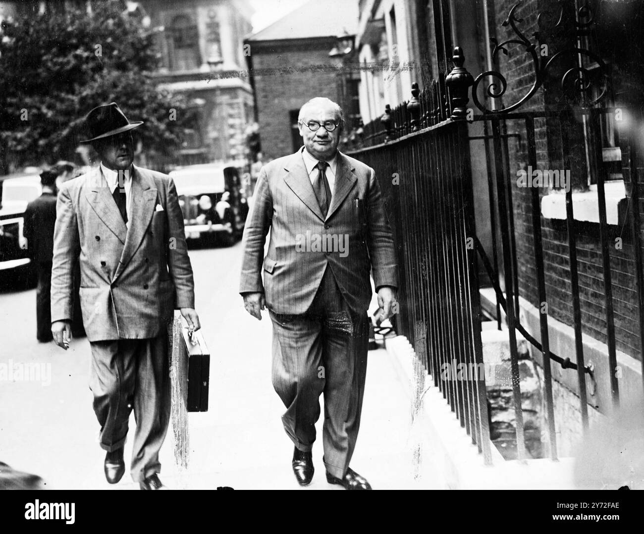 C'era molta attività a Downing Street oggi, con diversi chiamanti al numero 10. Dopo la notizia annunciata questo pomeriggio, il signor Bevin ha chiesto una consultazione con il primo ministro Attlee. La foto mostra: Il signor Bevin, ministro degli Esteri, visto arrivare al numero 10 di Downing Street questo pomeriggio. 30 luglio 1947 Foto Stock