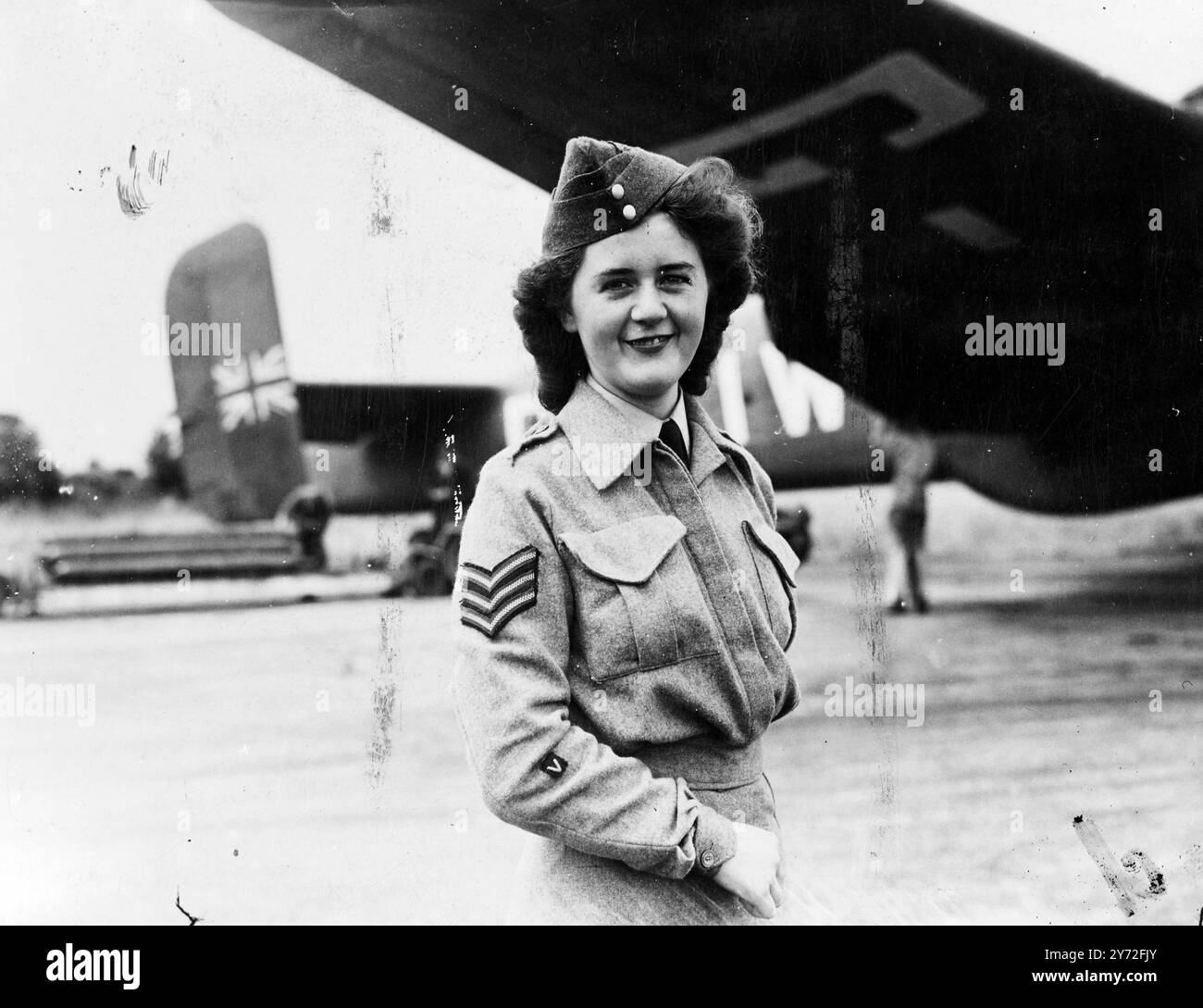 MIS norma Parnaby, l'ufficio di Sunderland Will ha realizzato la sua ambizione all'età di 16 anni e aiuterà a navigare su un aereo merci Halifax a quattro motori in un percorso di due giorni di 3000 miglia attraverso l'Europa. Deve il suo diritto di fungere da assistente di navigazione ufficiale per il viaggio al fatto che ha vinto il concorso di una compagnia aerea con il suo saggio "perché voglio diventare un navigatore". È membro del ramo Sunderland del Women's Junior Air Corps. 24 luglio 1947 Foto Stock