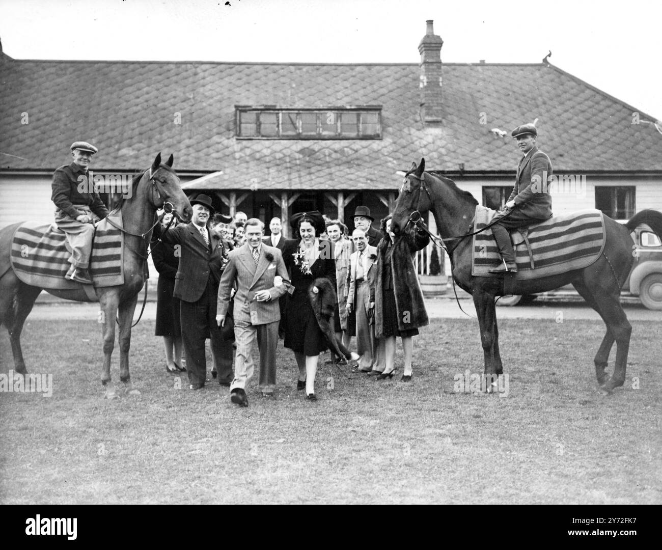 L'ippodromo formò una nuova arcata quando il signor Pat Donoghue, allenatore e figlio del famoso Steve Donoghue, e la signorina Ann Stevenson di Manchester, si sposarono al Wallingford (Berks) Registrar Office Saturday. Immagini: Sposa e sposo dopo la cerimonia. 4 febbraio 1946 Foto Stock