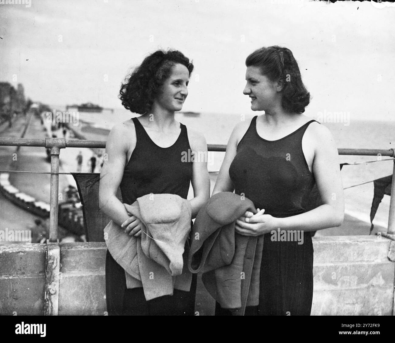 Momenti salienti del primo giorno dei Campionati nazionali di nuoto a St Leonard's, il Sussex è stato la creazione del nuovo record britannico per l'evento femminile di freestyle da 220 yard da parte della diciassettenne Cathie Gibson (a sinistra). È ritratta a Hastings Pool con Nancy Riach. 24 luglio 1947 Foto Stock