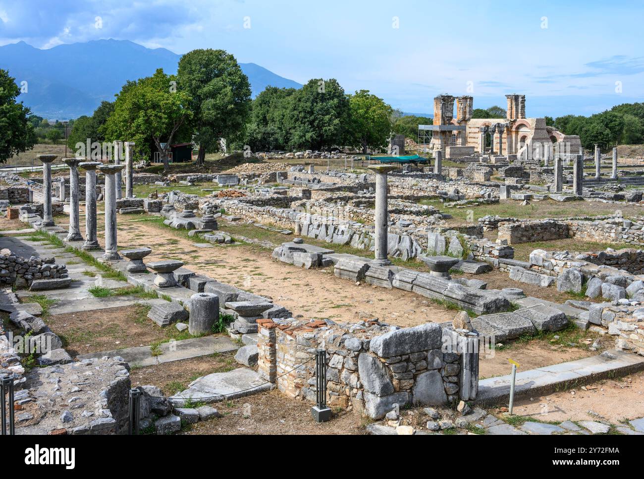 Guardando attraverso il foro e l'agorà con la basilica bizantina sullo sfondo. Nell'antica città di Philippi, vicino a Kavala, nella Macedonia orientale, Foto Stock