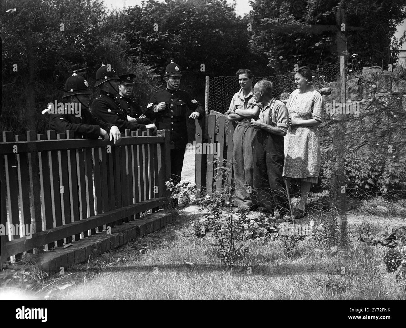 Knowles Bebbington, di Manchester, fuggito dalla prigione di Dartmoor con un altro detenuto giovedì, è stato visto ieri nelle vicinanze di Chagford, Devon. Chiamò in un cottage a Linscott, vicino a Moreton Hampstead, e chiese all'occupante un drink d'acqua. Chiese poi la distanza da Exeter e si presume che si stesse dirigendo lì.19 luglio 1947 Foto Stock