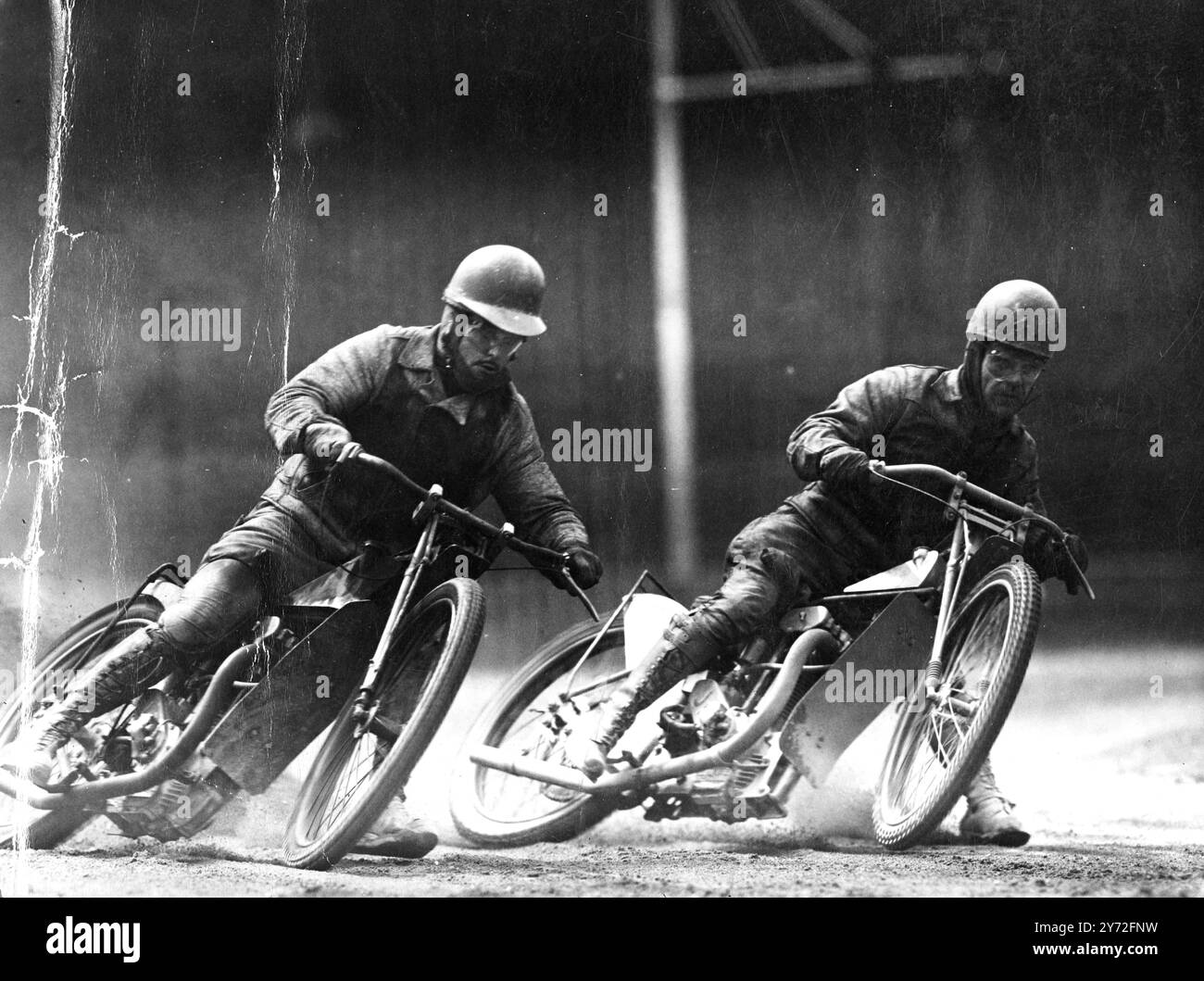 AUB Lawson, asso australiano dei test e capitano della West Ham Speedway, che sta sfidando Jack Parker, l'Inghilterra e il capitano Bellevue (Manchester), detentore, per i campionati britannici di gara. Parker ha vinto la prima tappa al West Ham per 2-1, e la seconda è al Bellevue Tonight (sabato). Immagini: Bill Mathews e Cliff Watson, 22 luglio 1949 Foto Stock