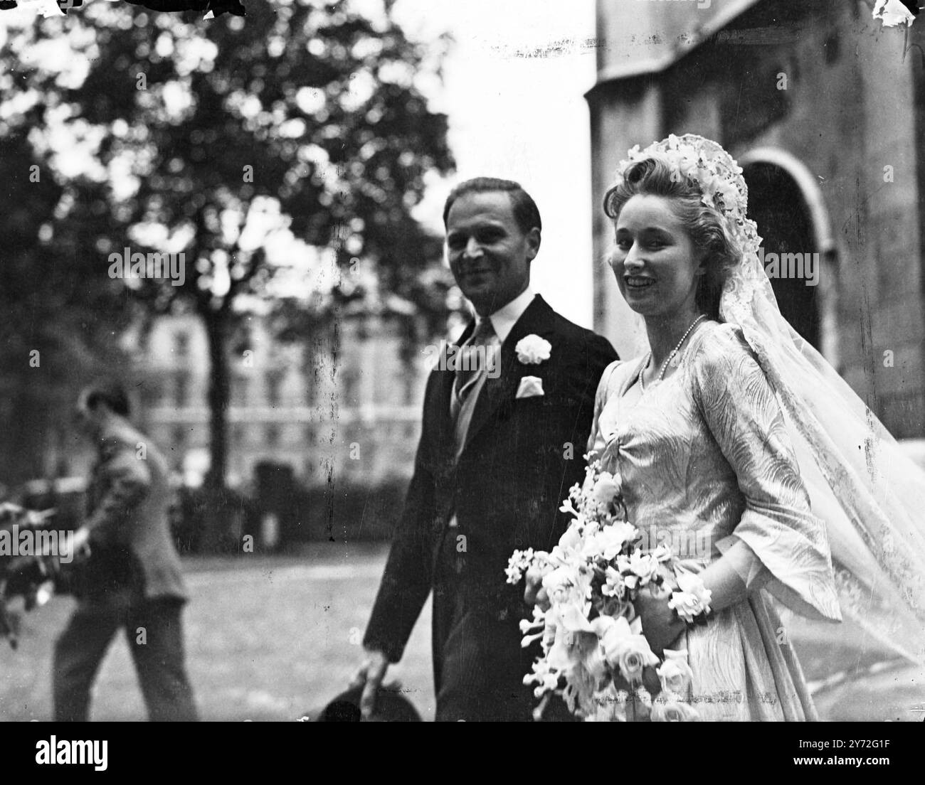 David Lockhart-Mure Renton, deputato nazionale liberale per l'Huntingdonshire, attraversò la strada dalla camera del Parlamento St Margaret's, Westminster, dove si sposò con la signorina Claire Cicely Duncan. 17 luglio 1947 Foto Stock