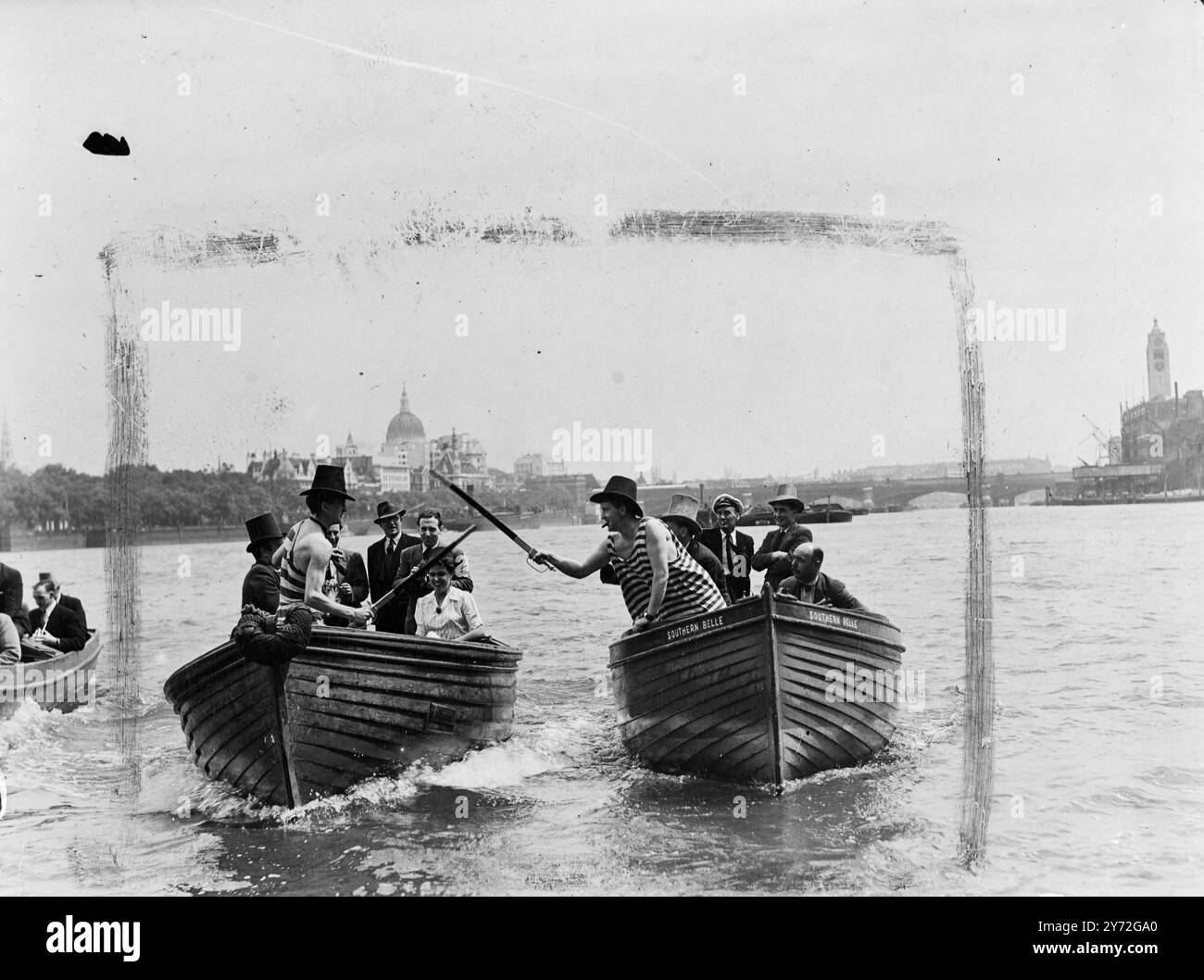 I presidenti rivali di "The Association for the Abolition of austerity" e Baggy Scientists Inc., che differiscono per una questione di principio, si sono stabiliti nel modo vecchio e onorevole di duello dalle barche sul Tamigi. Gli antagonisti indossavano costumi da bagno vittoriani e cappelli per l'occasione e fanfares speciali sono stati scritti da Mr. E.J. Moeran. L'intervento della polizia fluviale ha lasciato la battaglia indecisa. Le immagini mostrano: I concorrenti Richard e Brian Rowland "duellano" con le spade sul Tamigi tra i ponti Blackfriars e Waterloo. 4 luglio 1947 Foto Stock