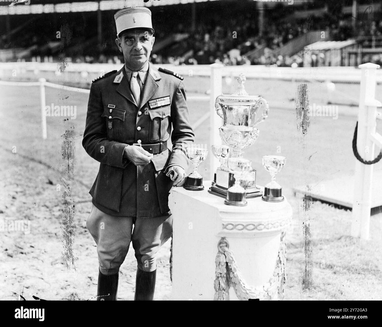 Un'altra vittoria equestre è andata in Francia questo pomeriggio, quando la squadra francese ha partecipato alla gara di salto dell'International Horse Show - la cui finale si è svolta oggi - vinta alla Edward Prince of Wales Cup. Anche i rappresentanti di Belgio, Italia, Eire e Gran Bretagna parteciparono a questa competizione alla città Bianca. Immagini: Il comandante Pierre Cavaille, capitano della squadra francese, nella foto alla White City di Londra, questo pomeriggio con i trofei vinti dai francesi all'International Horse Show. 11 luglio 1947 Foto Stock