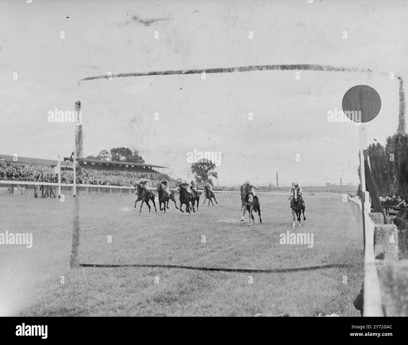 Per la prima volta dal 1940, le corse ripresero all'ippodromo di Londra, Alexandra Park, oggi noto a migliaia di piloti come "Ally Pally". Una folla da record guardò Gordon Richards, cavalcando nella sua solita forma, tornare a casa su due vincitori nella giovanile Selling Plate e nella London Cup. Immagini: Il traguardo del London Cup handicap che mostra il Chiseller che si avvicina alla posta per vincere con Banco che arriva all'interno di tre quarti di distanza per il secondo posto, oggi ad Alexandra Park. 5 luglio 1947 Foto Stock