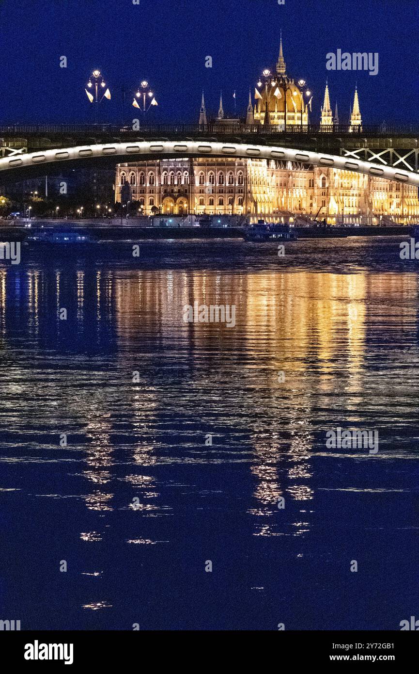 Illuminazione notturna lungo il Danubio a Budapest, Ungheria Foto Stock