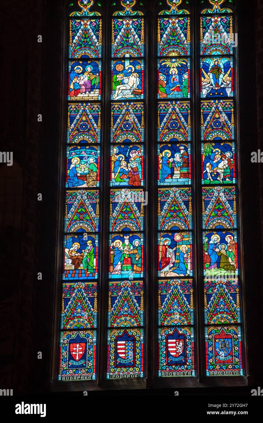 Le finestre di vetro macchiate dentro la chiesa di San Mattia a Budapest, Ungheria Foto Stock