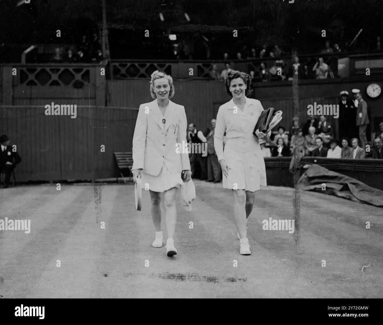 Miss Margaret Osborne (USA) ha vinto la finale del Wimbledon Ladies' Singles Championship oggi battendo Mrs Sheila Summers (Sudafrica) per set consecutivi, 6-1, 6-2. Sabato incontrerà la vincitrice della semifinale Miss Brough V Miss Hart, anch'essa decisa oggi. Luglio 1947 Foto Stock