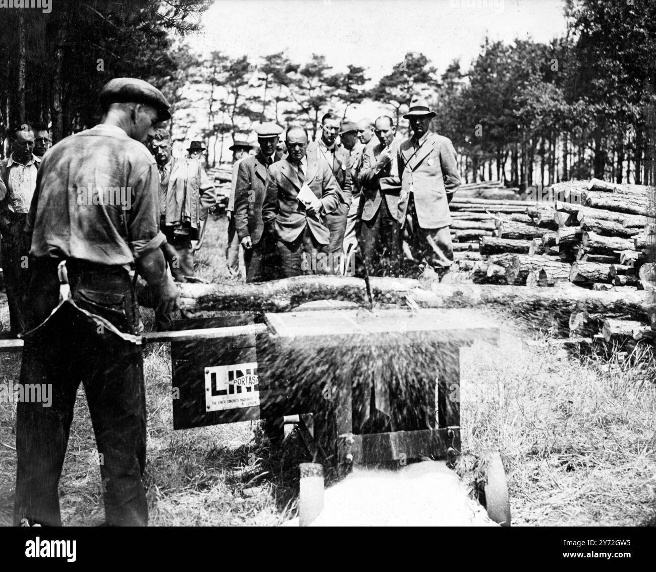 Più di 60 rappresentanti dei Dominion, di Idia, della Birmania e delle colonie, con circa 30 delegati dalla Gran Bretagna, partecipano alla 5a Conferenza forestale dell'Impero, nel corso della quale visiteranno foreste statali e private in Gran Bretagna. Stanno vedendo qualcosa del sistema di imboschimento in base al quale la Forestry Commission pianifica, per un periodo di cinque anni, di estendere i due milioni di acri della Gran Bretagna, densi dalla guerra, a cinque milioni di acri di bosco efficaci e ben gestiti. I delegati hanno appena trascorso tre giorni a visitare l'area di 50.000 ettari della foresta di Thetford Cahse e il Duca Foto Stock