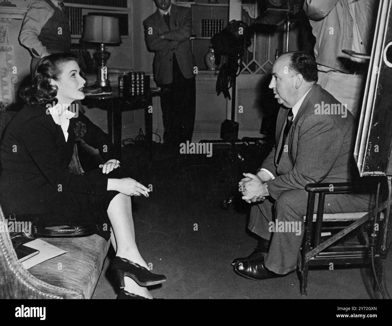 Alfred Hitchock (a destra) e Alida Valli sul set del film "The Paradine Case" 13 giugno 1947 Foto Stock
