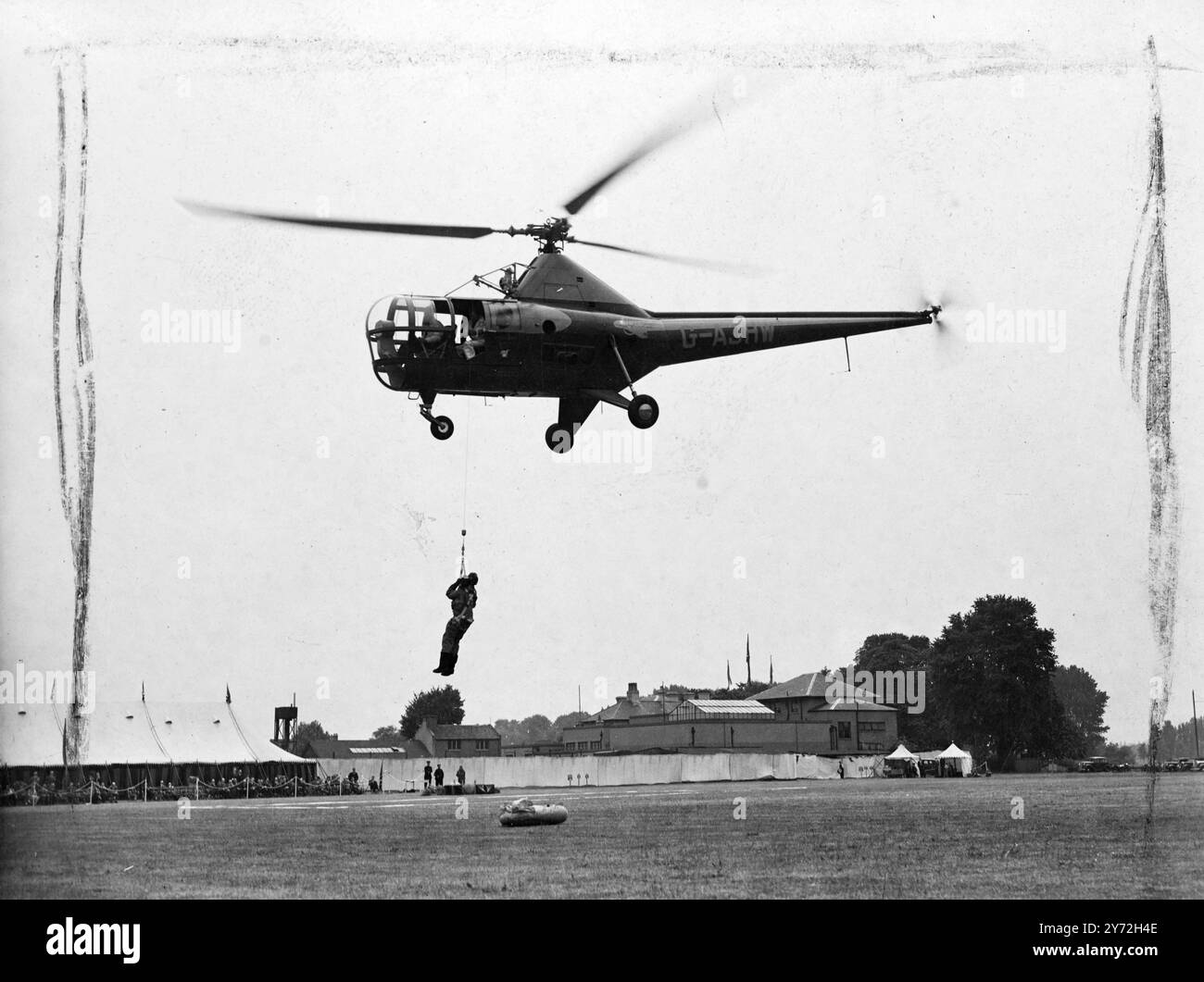 Il primo elicottero commerciale a atterrare e decollare a Londra, e in grado di trasformare un viaggio di un'ora su strada in un viaggio aereo di 10 minuti, è stato dimostrato sul suolo arrodiano, Barnes, oggi davanti a Lord Nathan, ministro dell'aviazione civile e altri rappresentanti dei dipartimenti governativi. La macchina, una Sikorsky S. 51 americana, deve essere prodotta su licenza dalla Westland Company. Immagine che mostra come un salvataggio potrebbe essere influenzato in mare, dall'elicottero che si libra su un piccolo gommone mentre un uomo sale dalla barca della scala alla macchina. Questo era uno dei demoni Foto Stock