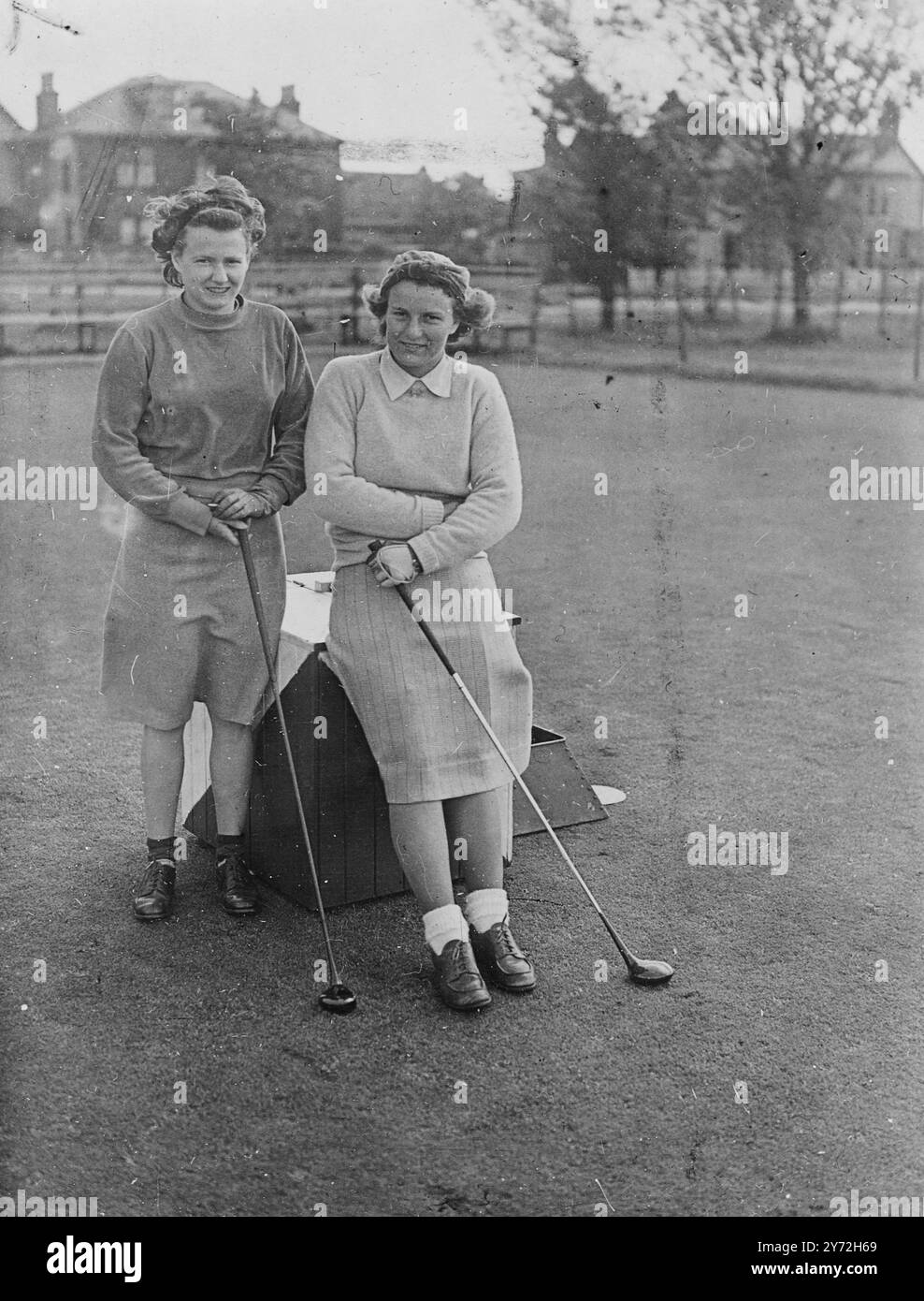 Le tre sfidanti americane nel Women's Golf Championship si dimostrarono formidabili concorrenti per il titolo a Gulane, in Scozia, vincendo le loro partite del primo turno. La foto mostra la signorina Helen Siegel (seduta) degli Stati Uniti con Madame Philipi Eloy della Francia, nella foto sul primo tee di Gulane. 10 giugno 1947 Foto Stock