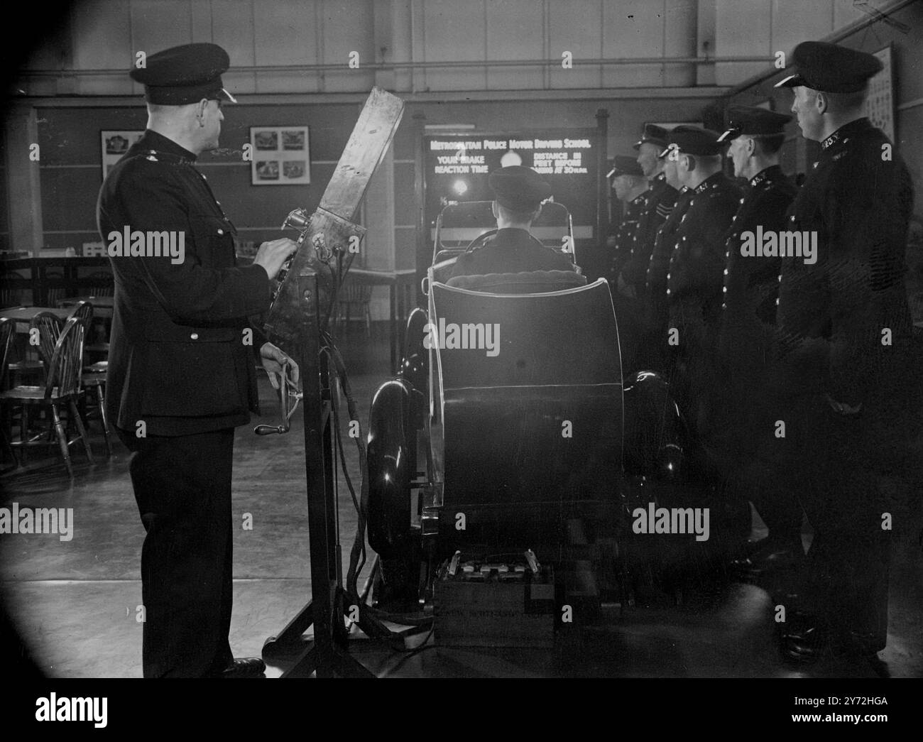 Addestrare il corpo di velocita' per sconfiggere il crimine. Con l'obiettivo di distruggere le bande dei banditi dei motori e garantire una maggiore sicurezza stradale, la polizia metropolitana sta addestrando un esercito di polizia automobilistica. Durante la guerra la scuola di guida della polizia ha chiuso, ma ora ha aperto di nuovo ed è in pieno svolgimento. Dopo cinque corsi di formazione, gli uomini sono diventati una polizia motoristica completamente qualificata e possono negoziare le strade più pericolose con impunità. Spettacoli fotografici, istruzioni di frenata alla Hendon Polce Driving School. 29 gennaio 1946 Foto Stock