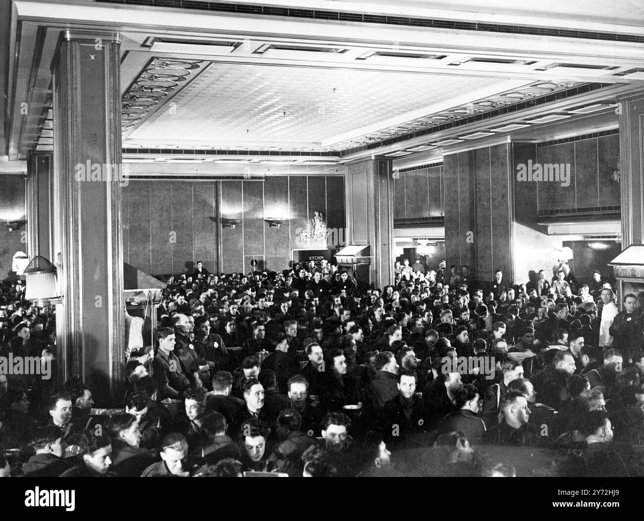 His Majesty's Transport "Queen Elizabeth" foto scattata durante un recente viaggio, che mostra che duemila soldati in una seduta sono nutriti nella Main Dininsg Hall e ci sono sei sedute per ogni pasto, 30.000 pasti al giorno sono forniti. Inoltre, le mense sono piene di barrette di cioccolato, biscotti, minerali e cigarettess. La Main Dining Hall è il saloon di prima classe del liner. Le truppe sono dettagliate per agire come camerieri disordinati. Foto Stock
