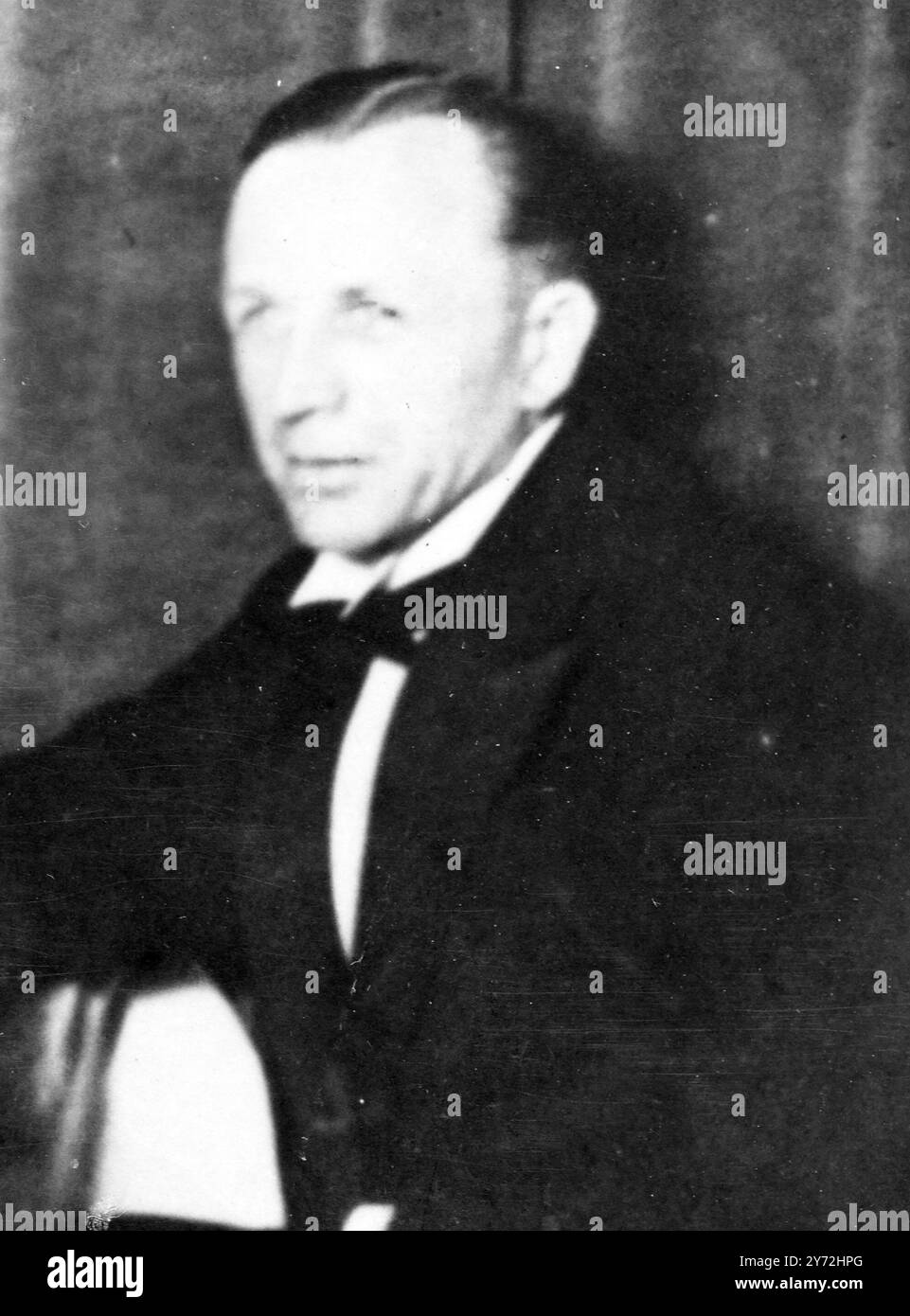 L'identità di una delle vittime della doppia sparatoria in un'auto parcheggiata al di fuori della pista del preimetro dell'aeroporto Holnsley South, è stata sicuramente stabilita come la ventiduenne Beryl Lilian May Bromley, di Castle Lane, Bournemouth. Si ritiene che l'altra vittima, un uomo molto più grande, sia il signor George Rackham, che era stato a Wimborne-Road, Bournemouth. I corpi sono stati scoperti nella macchina ieri sera e si pensa che siano stati lì per due giorni. La donna aveva ferite al petto e il tehman, che aveva un revolver carico in mano, fu colpito alla testa. Entrambi erano alla vigilia Foto Stock