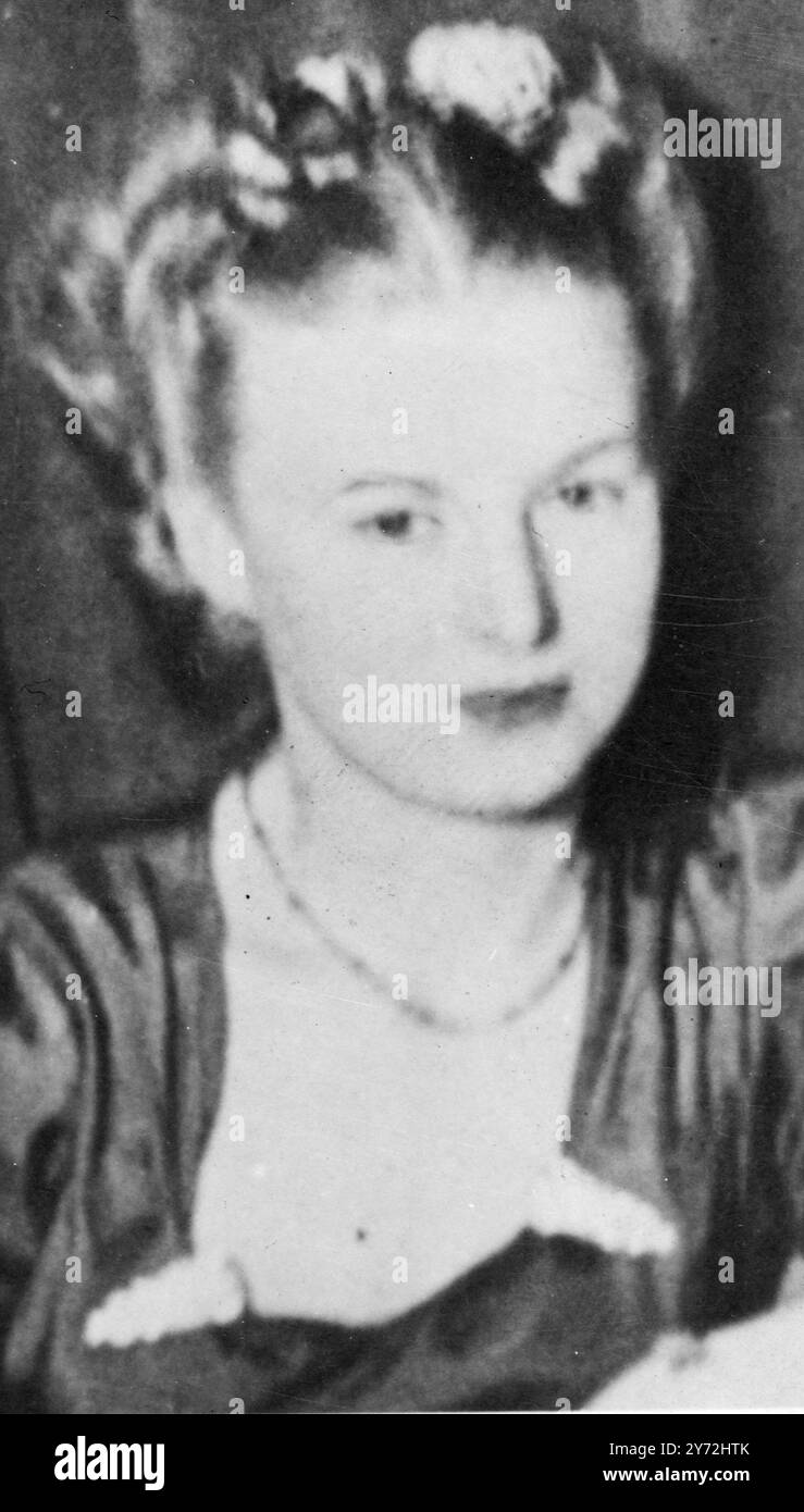 L'identità di una delle vittime della doppia sparatoria in un'auto parcheggiata al di fuori della pista del preimetro dell'aeroporto Holnsley South, è stata sicuramente stabilita come la ventiduenne Beryl Lilian May Bromley, di Castle Lane, Bournemouth. Si ritiene che l'altra vittima, un uomo molto più grande, sia il signor George Rackham, che era stato a Wimborne-Road, Bournemouth. I corpi sono stati scoperti nella macchina ieri sera e si pensa che siano stati lì per due giorni. La donna aveva ferite al petto e il tehman, che aveva un revolver carico in mano, fu colpito alla testa. Entrambi erano alla vigilia Foto Stock