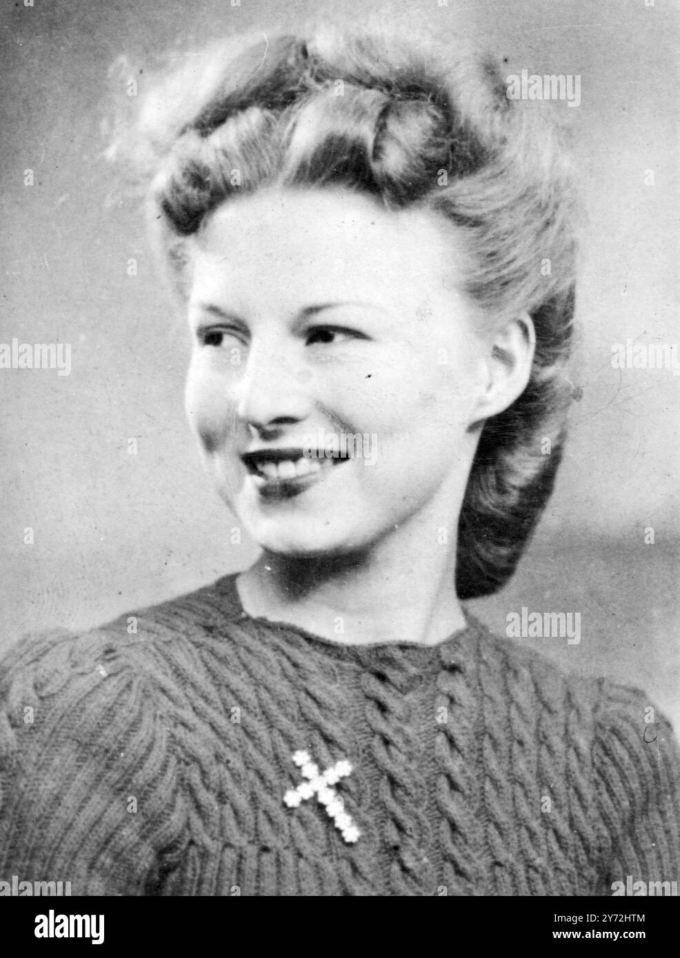 L'identità di una delle vittime della doppia sparatoria in un'auto parcheggiata al di fuori della pista del preimetro dell'aeroporto Holnsley South, è stata sicuramente stabilita come la ventiduenne Beryl Lilian May Bromley, di Castle Lane, Bournemouth. Si ritiene che l'altra vittima, un uomo molto più grande, sia il signor George Rackham, che era stato a Wimborne-Road, Bournemouth. I corpi sono stati scoperti nella macchina ieri sera e si pensa che siano stati lì per due giorni. La donna aveva ferite al petto e il tehman, che aveva un revolver carico in mano, fu colpito alla testa. Entrambi erano alla vigilia Foto Stock