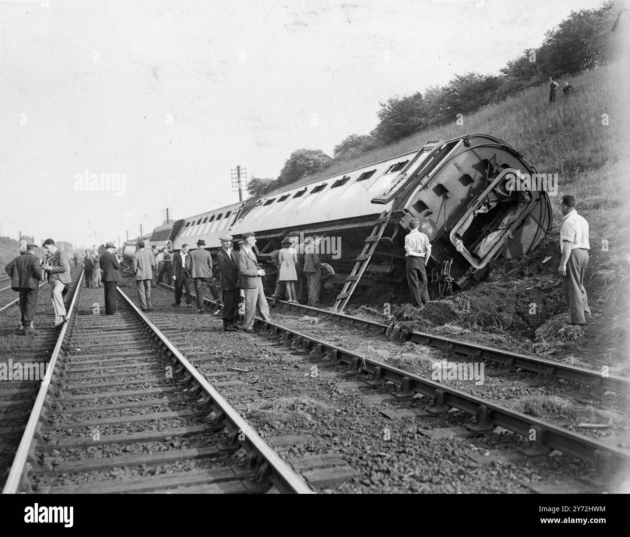 Più di 30 persone sono rimaste ferite, la maggior parte solo superficialmente, quando le 2:50 PM Euston-Manchester Express hanno lasciato i binari viaggiando ad alta velocità a 2 miglia a nord di Bletchley, Bucks, oggi. 6 carrozze furono deragliate, 5 delle quali precipitarono sul lungolago accanto alla linea. Mezzo miglio di binari è stato strappato prima che il treno potesse fermarsi. 29 maggio 1947 Foto Stock