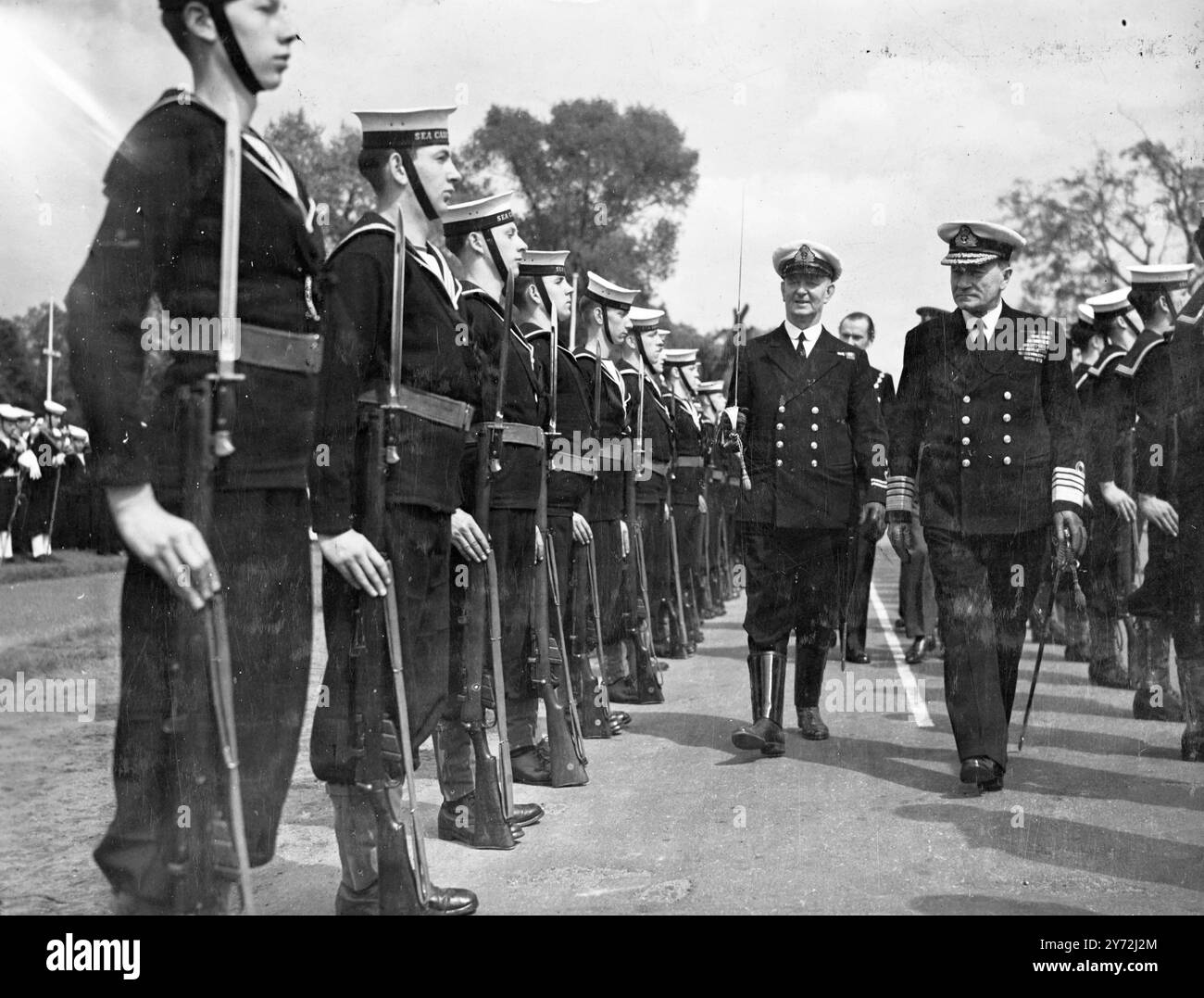 6000 cadetti marini hanno fatto la storia quando hanno sfilato come corpo d'armata al raduno dell'Empire Day a Hyde Park. Per la musica di 30 band, i cadetti marciarono oltre il primo Lord del Mare, ADML Sir John Cunningham, che in seguito si rivolse a loro. - Immagini: Il First Sea Lord ADML Sir John Cunningham GCB, MVO, che osserva i membri del Sea Cadet Corps durante la parata a Hyde Park. - 24 maggio 1947 Foto Stock