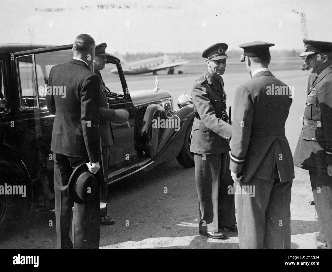 Sua Maestà il Re ha lasciato Northolt per via aerea questa mattina per il funerale a All Saints, Harewood, vicino Leeds, di suo cognato, Lord Harewood marito della Principessa reale. L'immagine mostra sua Maestà in uniforme del feldmaresciallo, che viene accolto all'arrivo a Northolt. Scendendo dall'auto c'è il Duca di Gloucester che ha accompagnato il Re a Harewood. 27 maggio 1947 Foto Stock