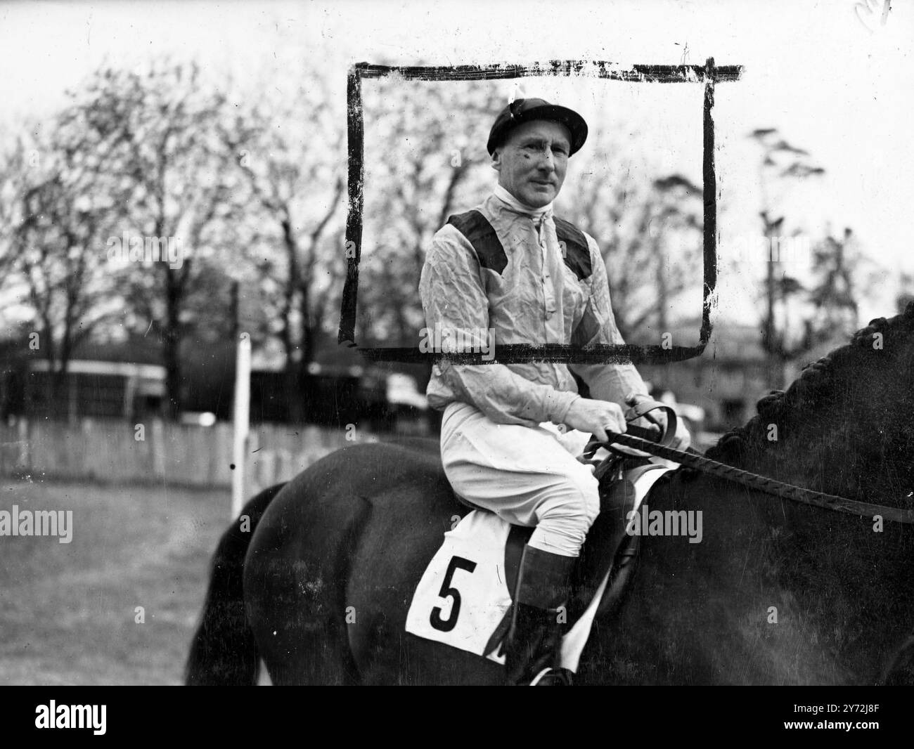 Una nuova foto di Micheal Hart. Fantino di origine irlandese che ha prestato la sua influenza sul territorio per molti anni. Pilota in molti classici inglesi, sarà ricordato per il suo gran finsih a mezzogiorno del 1937, vincendo il Derby per quell'anno. 25 maggio 1947 Foto Stock
