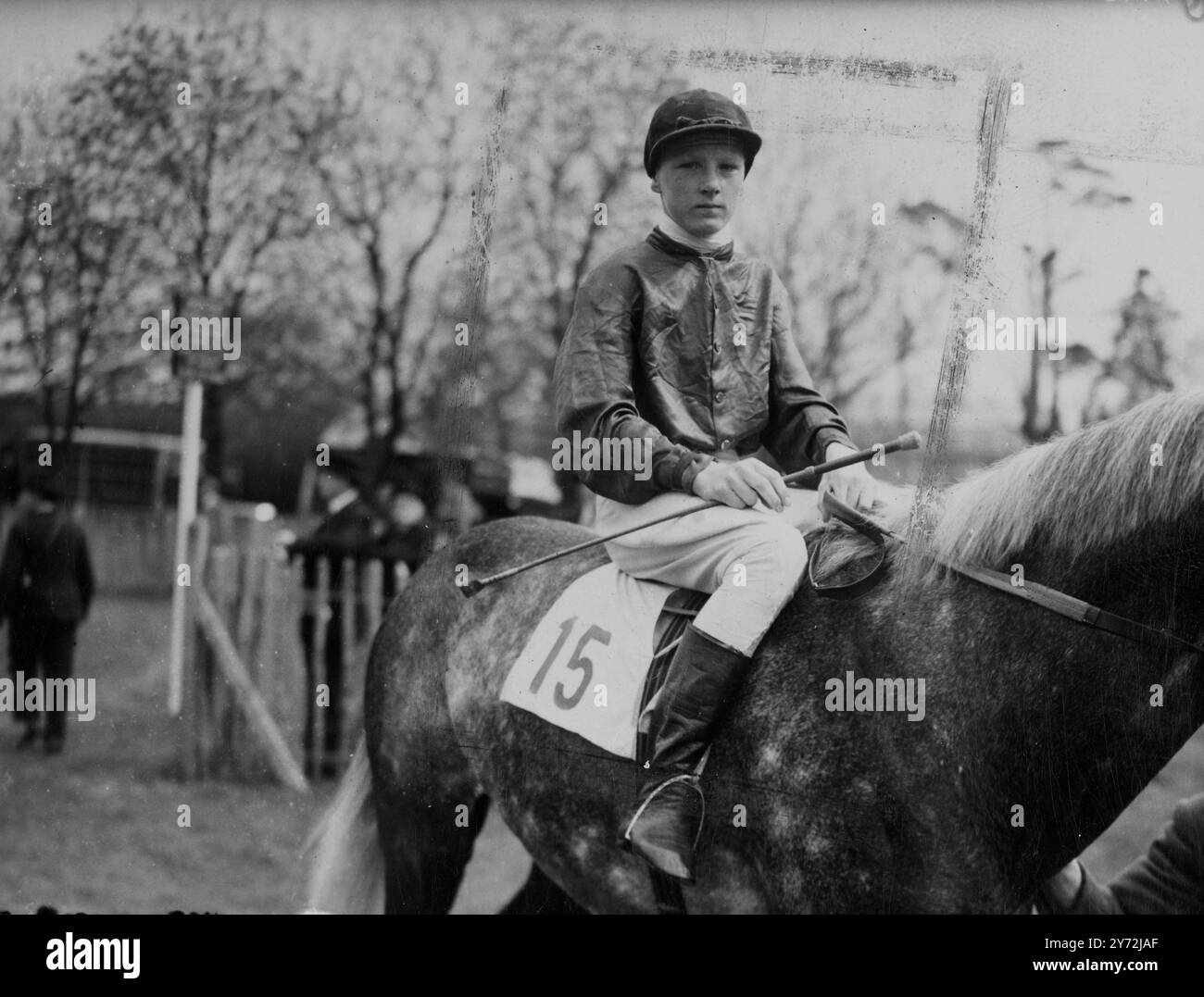 Una nuova foto del diciassettenne Douglas Page, descritta come un fantino emergente. Nato a Leeds, Page è apprendista di Val Moore, l'allenatore di Malton. 25 maggio 1947 Foto Stock