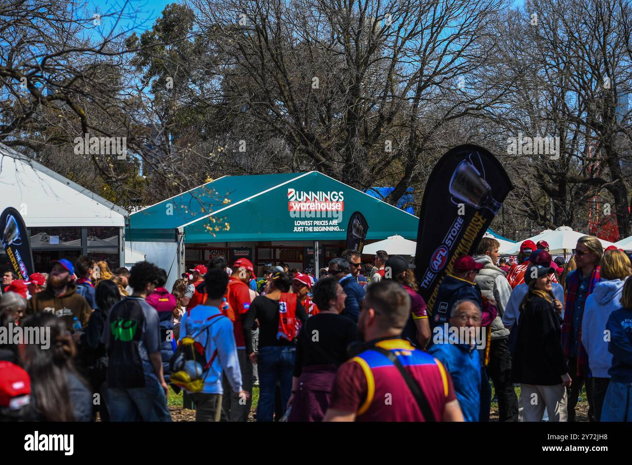 Melbourne, Australia. 27 settembre 2024. Visto al Footy Festival prima del Grand Final Match dell'AFL. La Grand Final Parade dell'Australian Football League e il Footy Festival si svolgono nello Yarra Park di fronte al Melbourne Cricket Ground Stadium davanti all'AFL? Finalissima. L'evento offre intrattenimento per tutte le età, tra cui esibizioni dei giocatori, omaggi, AFL Play zone, musica e alcuni dei migliori food truck e bar di Melbourne. Credito: SOPA Images Limited/Alamy Live News Foto Stock